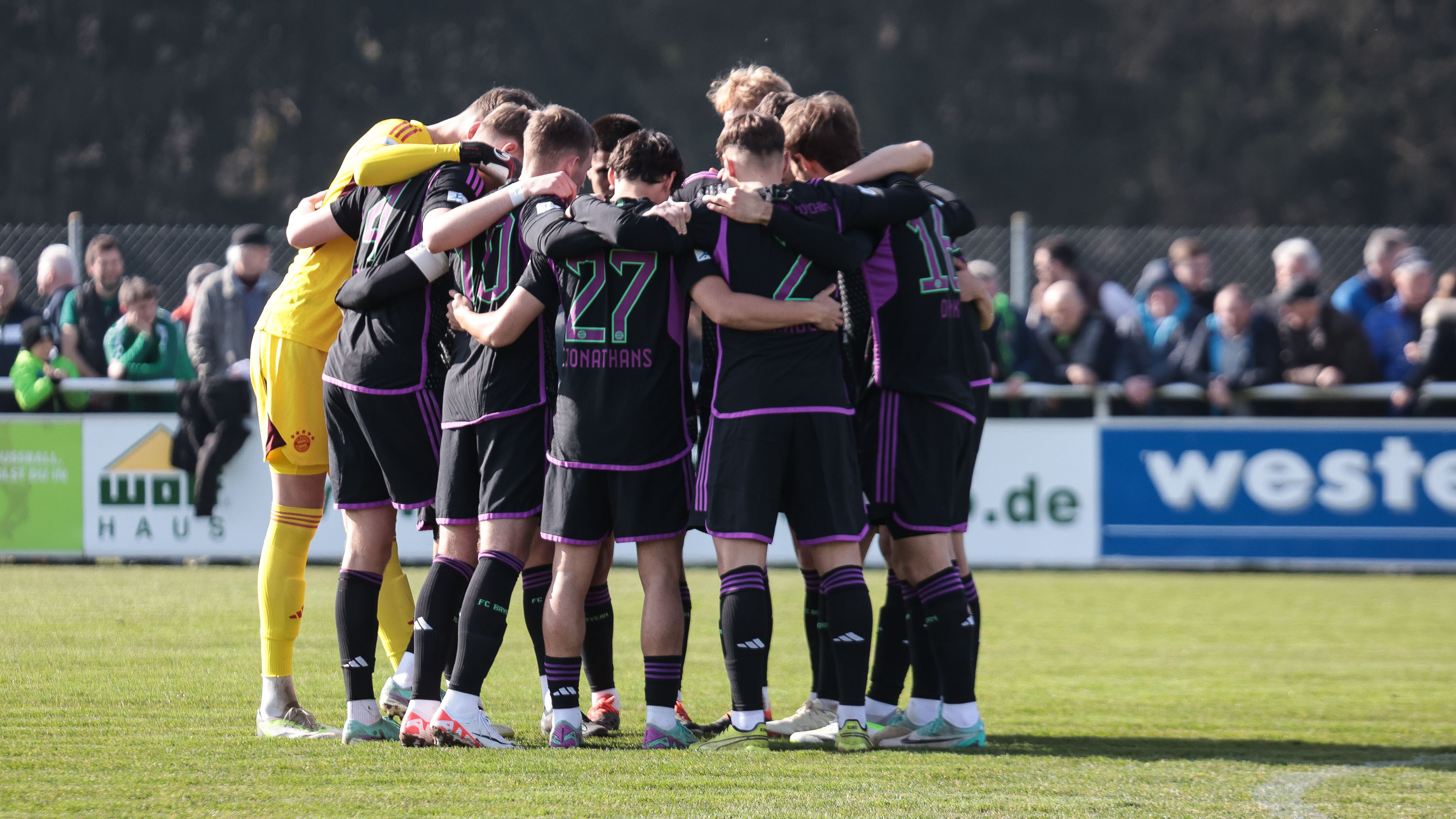 Der FC Bayern Amateure-Mannschaftskreis vor Anpfiff.