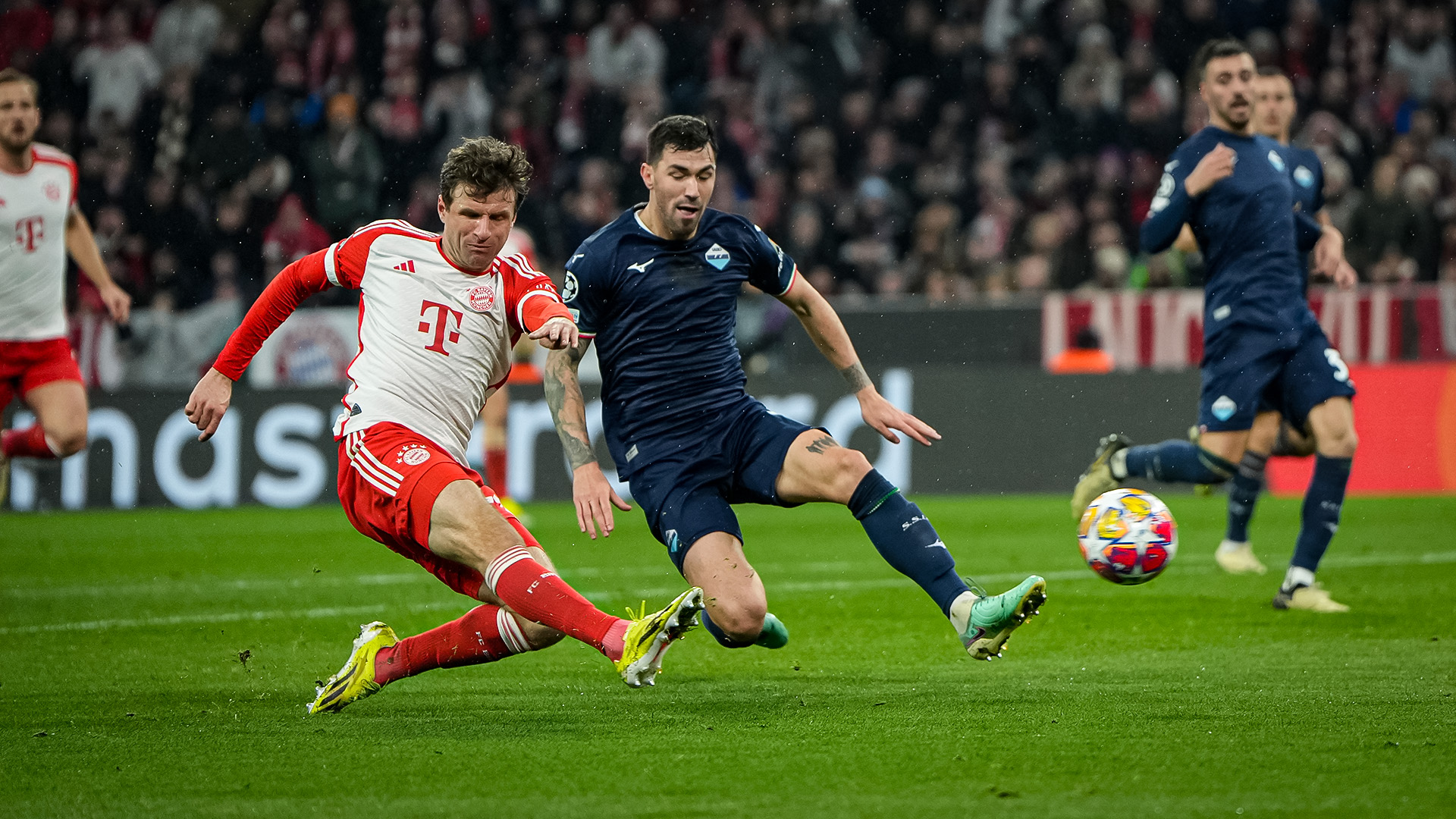 Spielszene aus dem Champions League-Achtelfinale FC Bayern gegen Lazio Rom