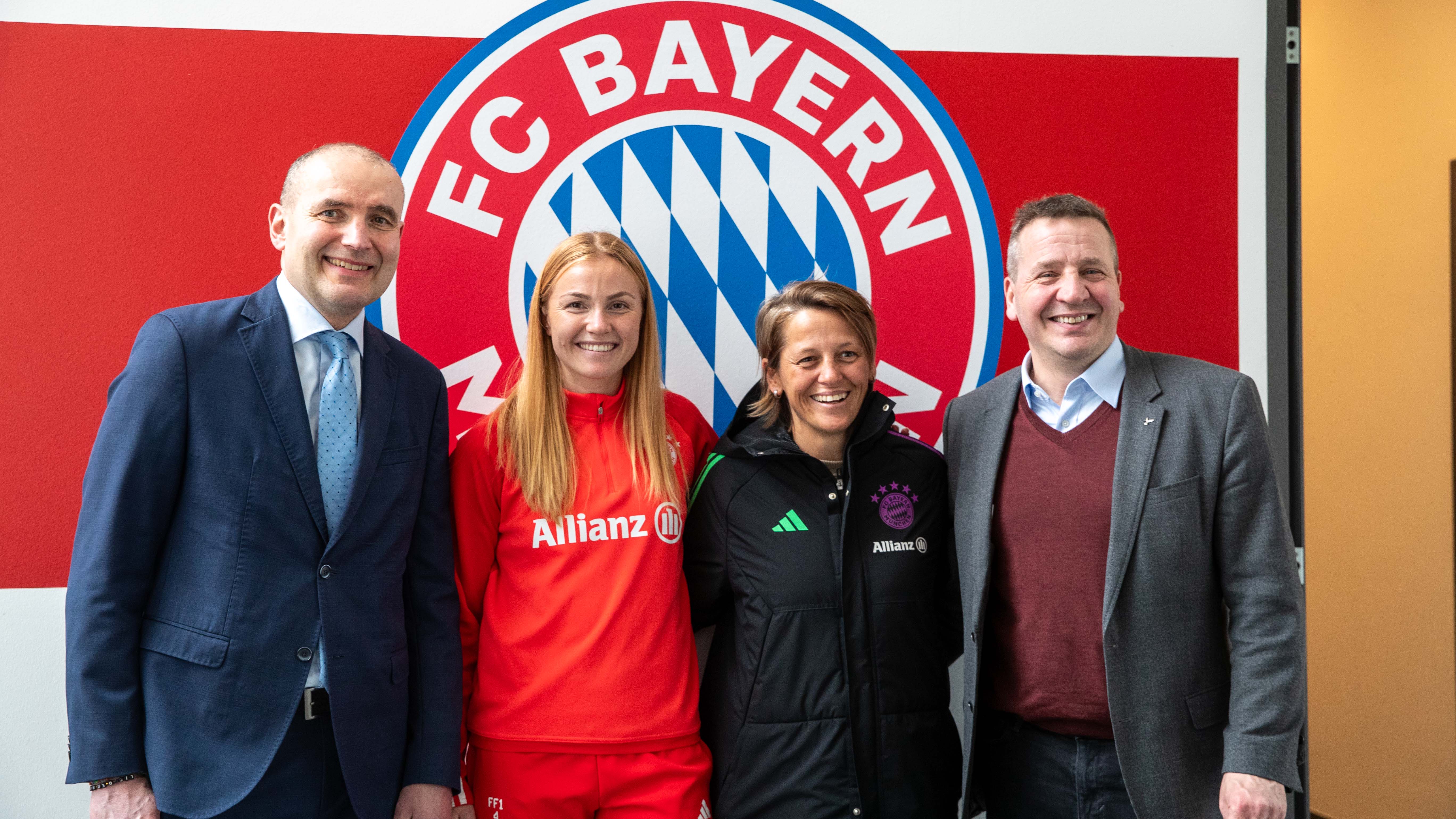 Icelandic president Guðni Jóhannesson visited FC Bayern Women at the Campus