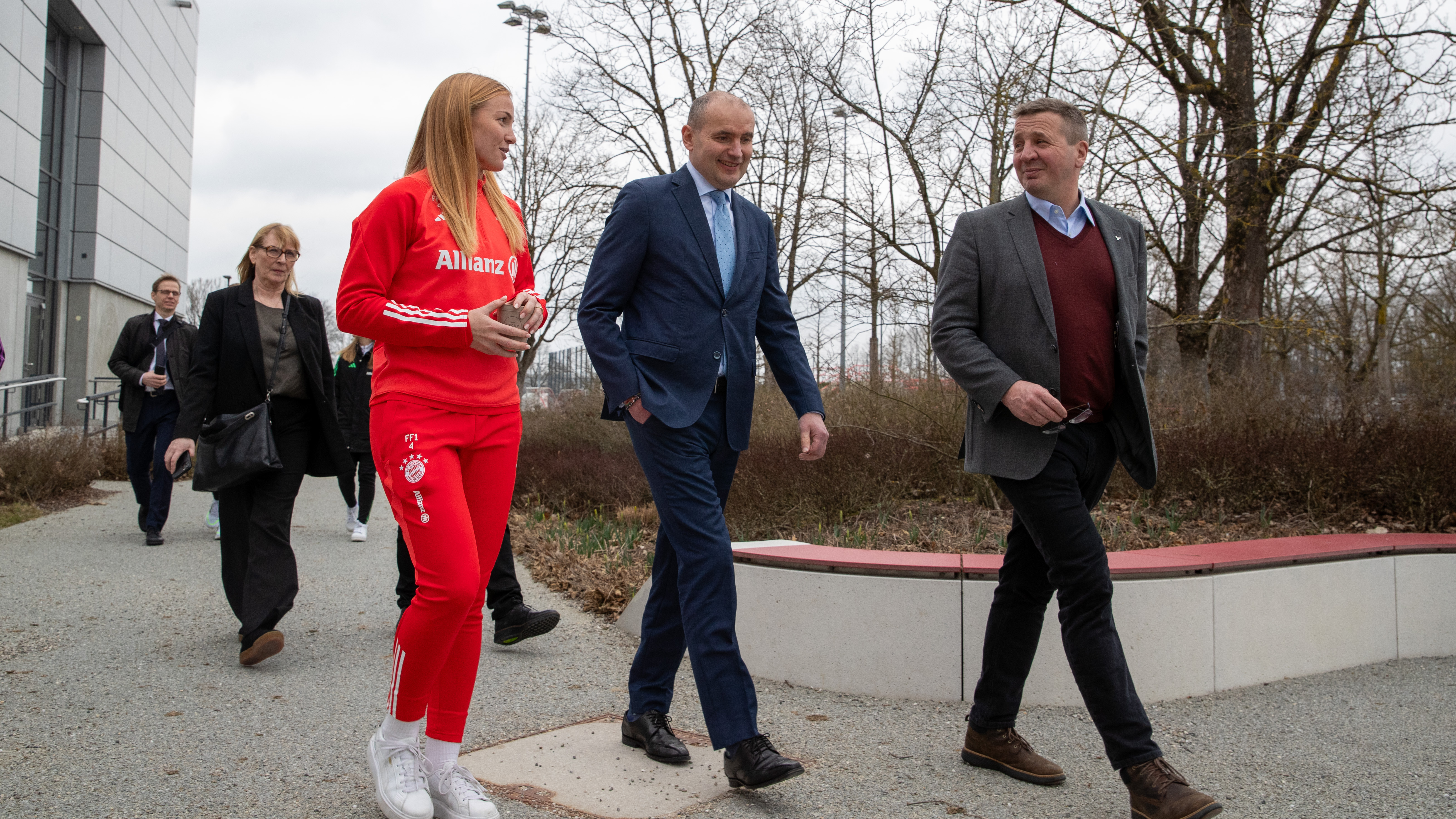 Kapitänin Viggósdóttir im Gespräch mit dem isländischen Präsidenten Guðni Thorlacius Jóhannesson und dem Umwelt- und Energieminister Gudlaugur Thór Thórdarson .