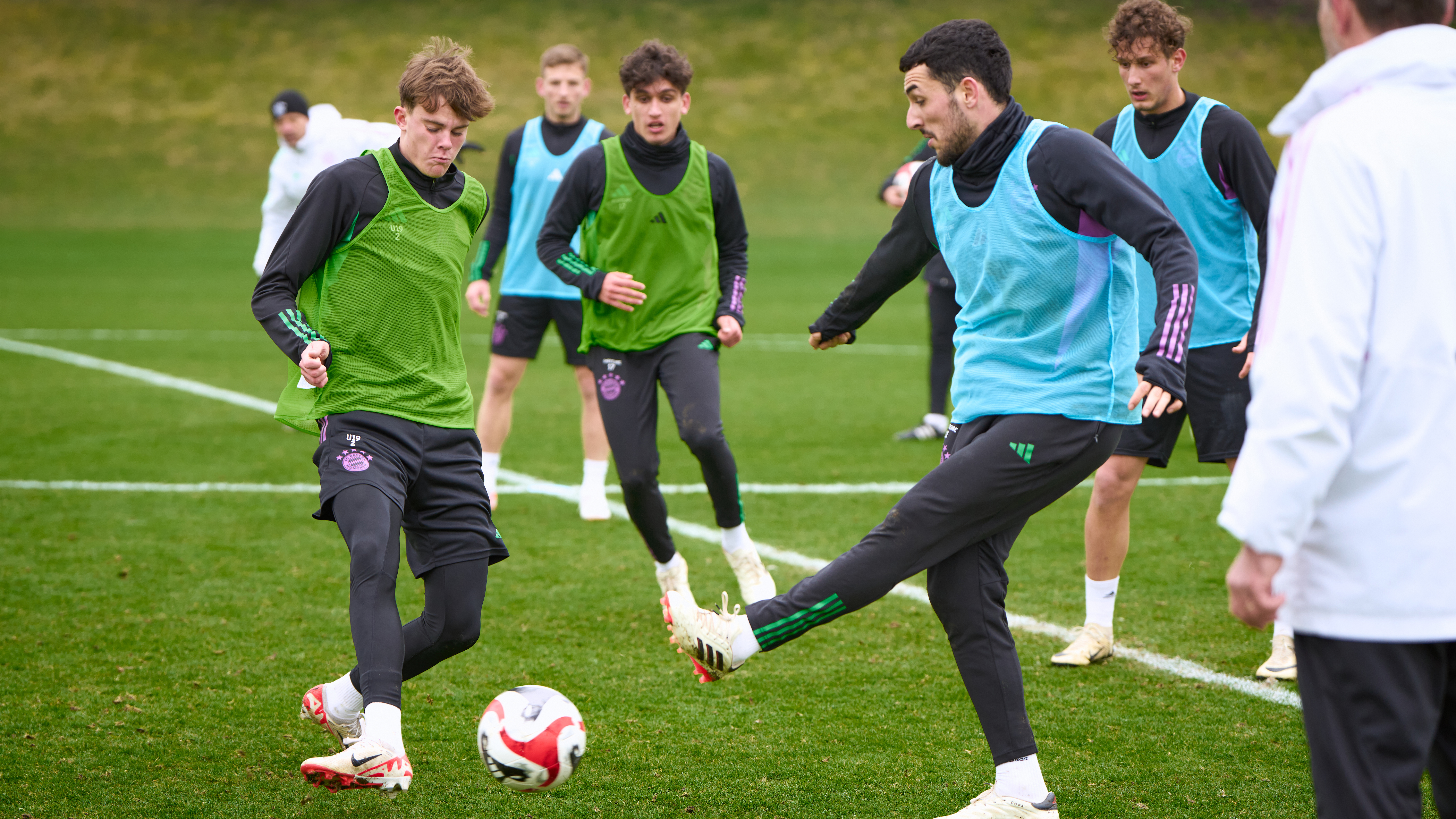 Jonathan Asp Jensen und Dion Berisha im Training der FC Bayern Amateure.