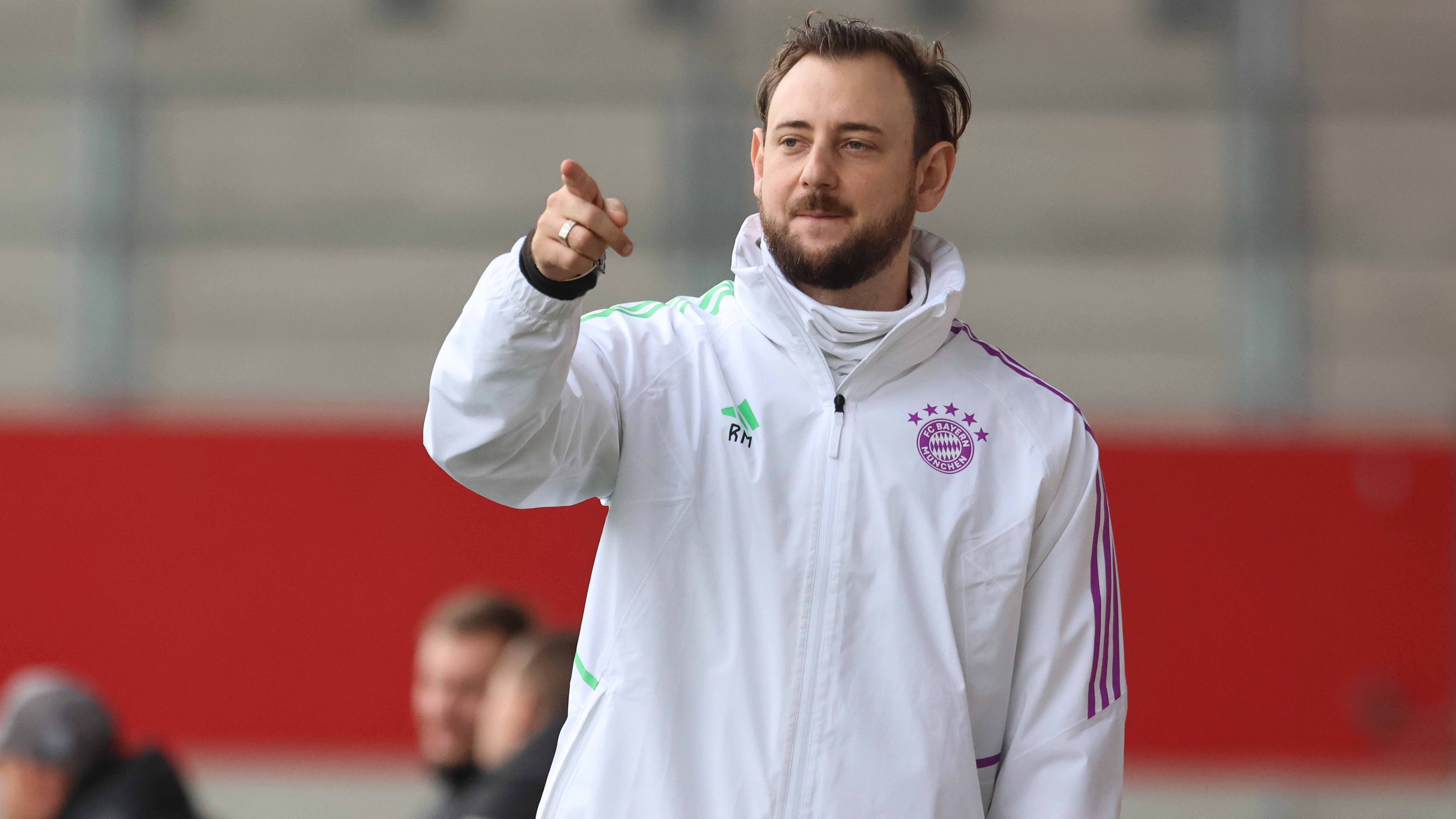 FCB-U19-Trainer René Marić.