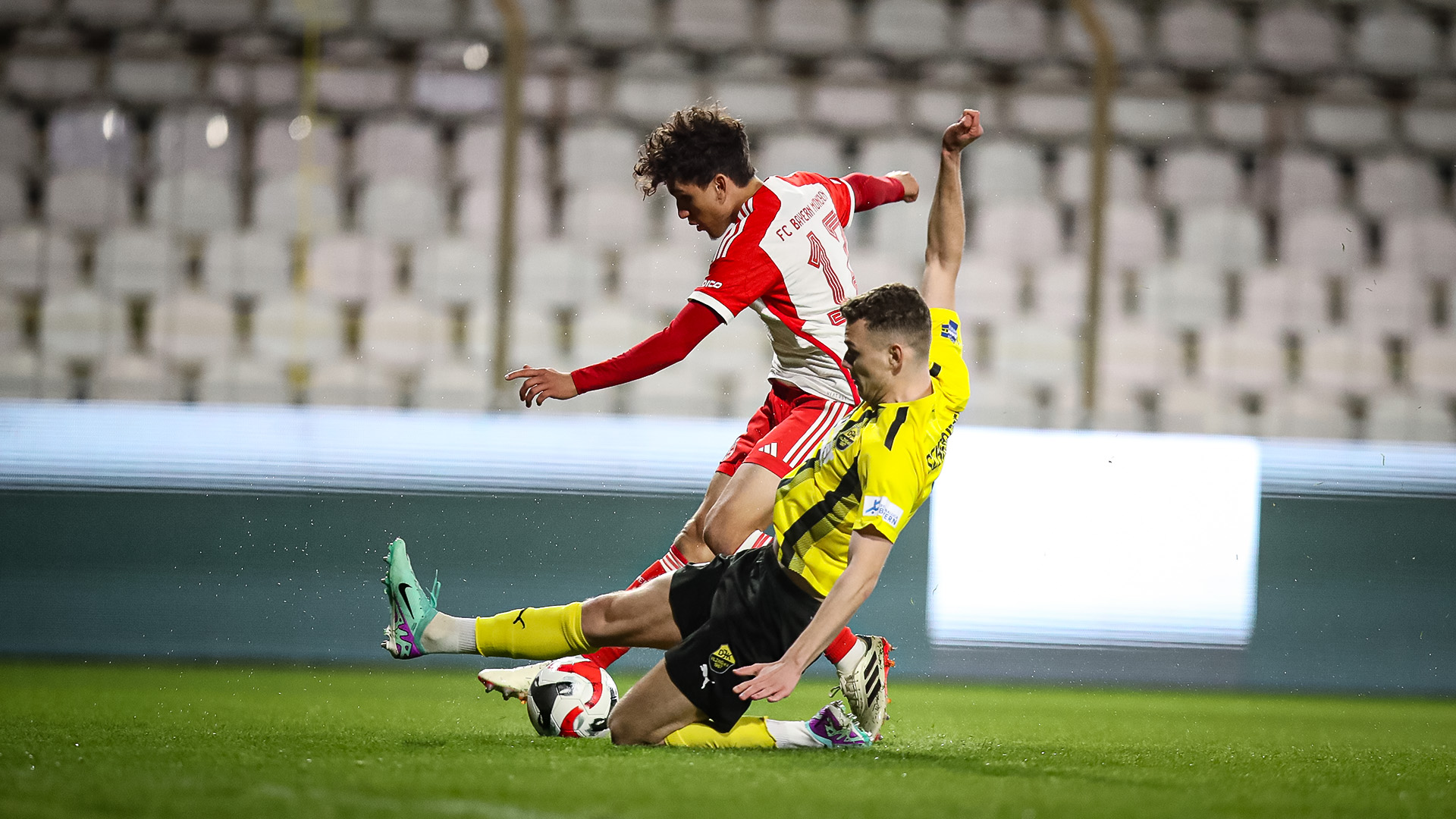 Younes Aitamer, Zweikampf, FC Bayern Amateure, Regionalliga Bayern