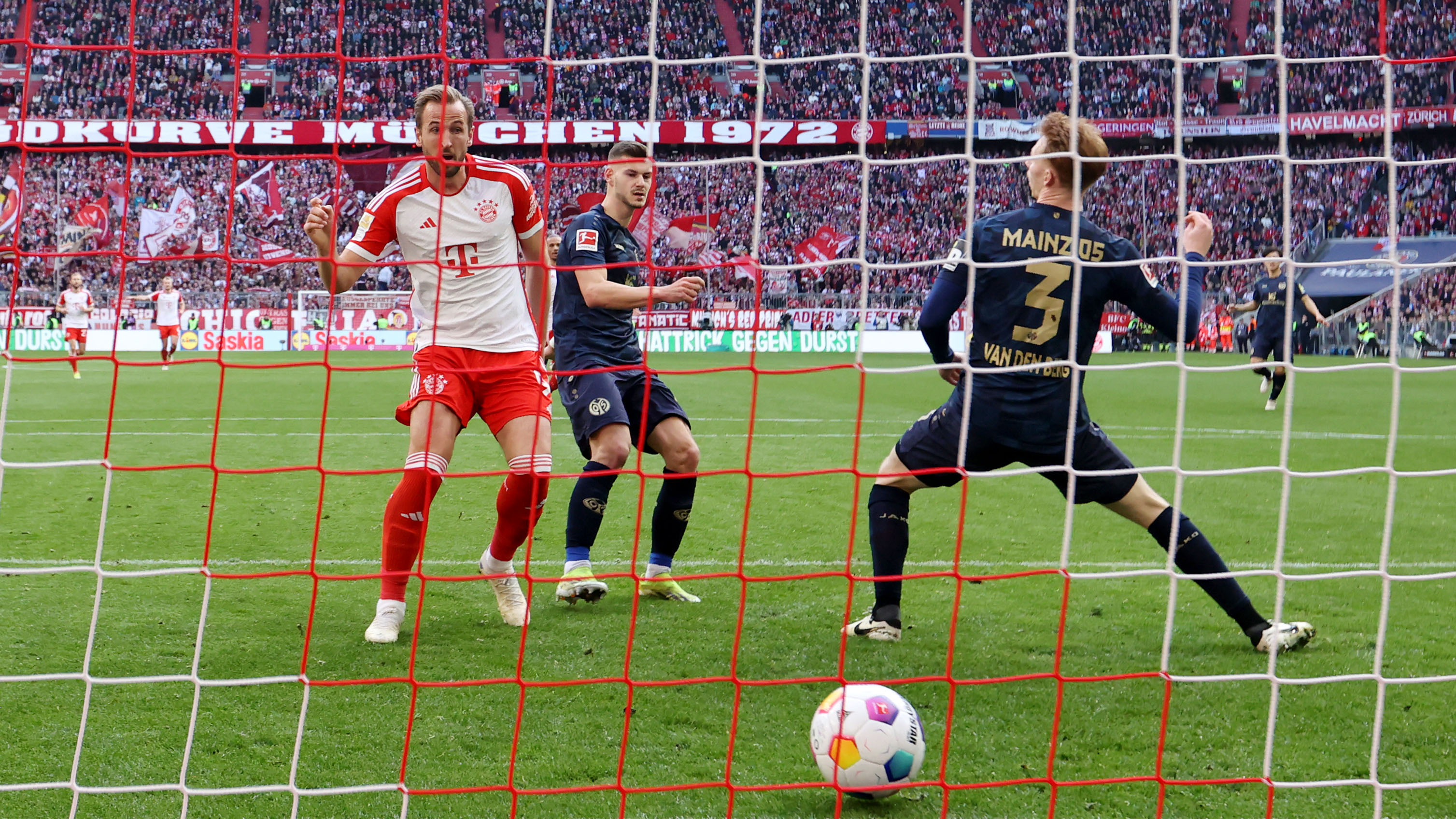 Spielszene aus dem Bundesliga-Duell FC Bayern gegen 1. FSV Mainz 05