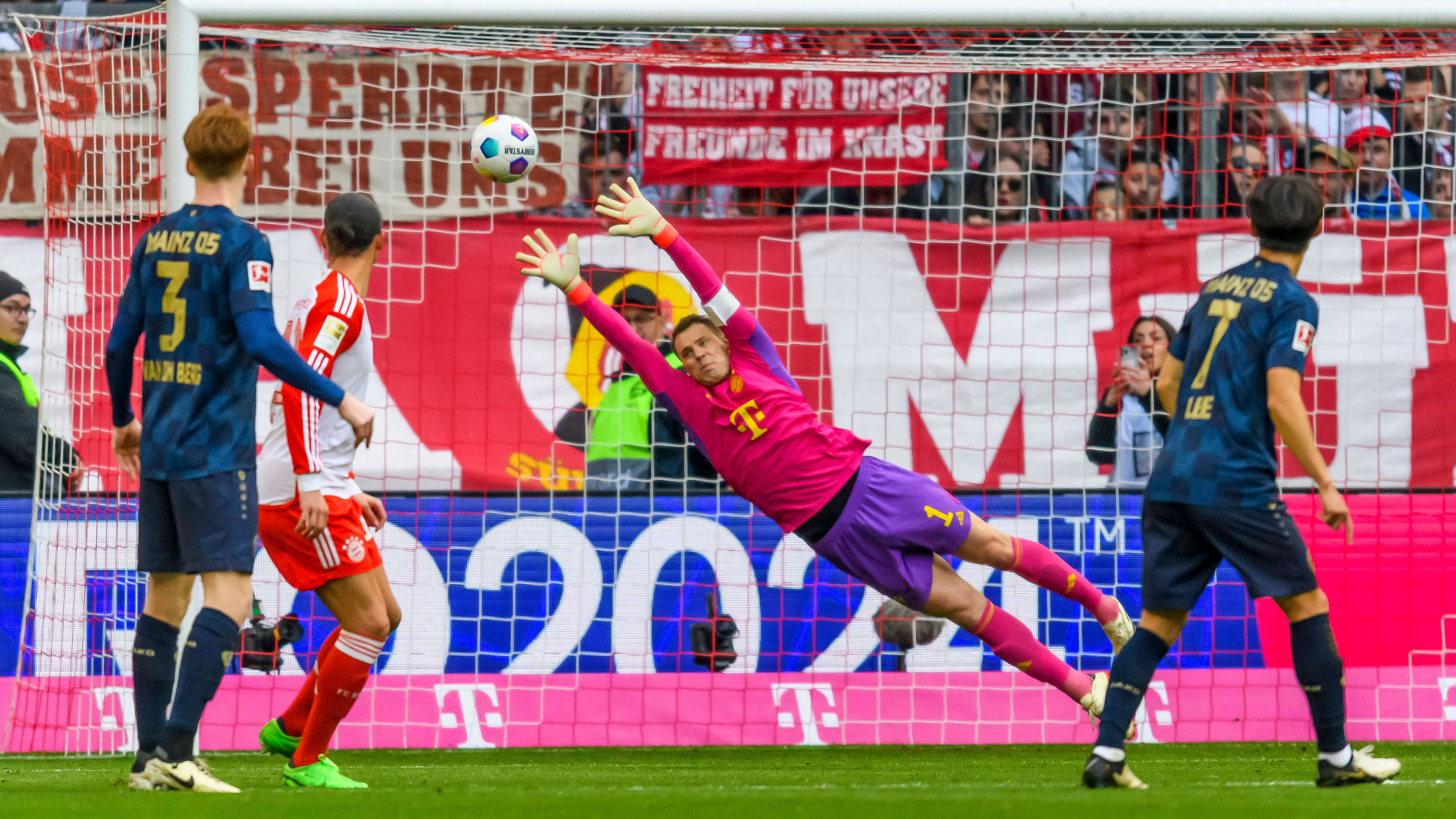 Spielszene aus dem Bundesliga-Duell FC Bayern gegen 1. FSV Mainz 05