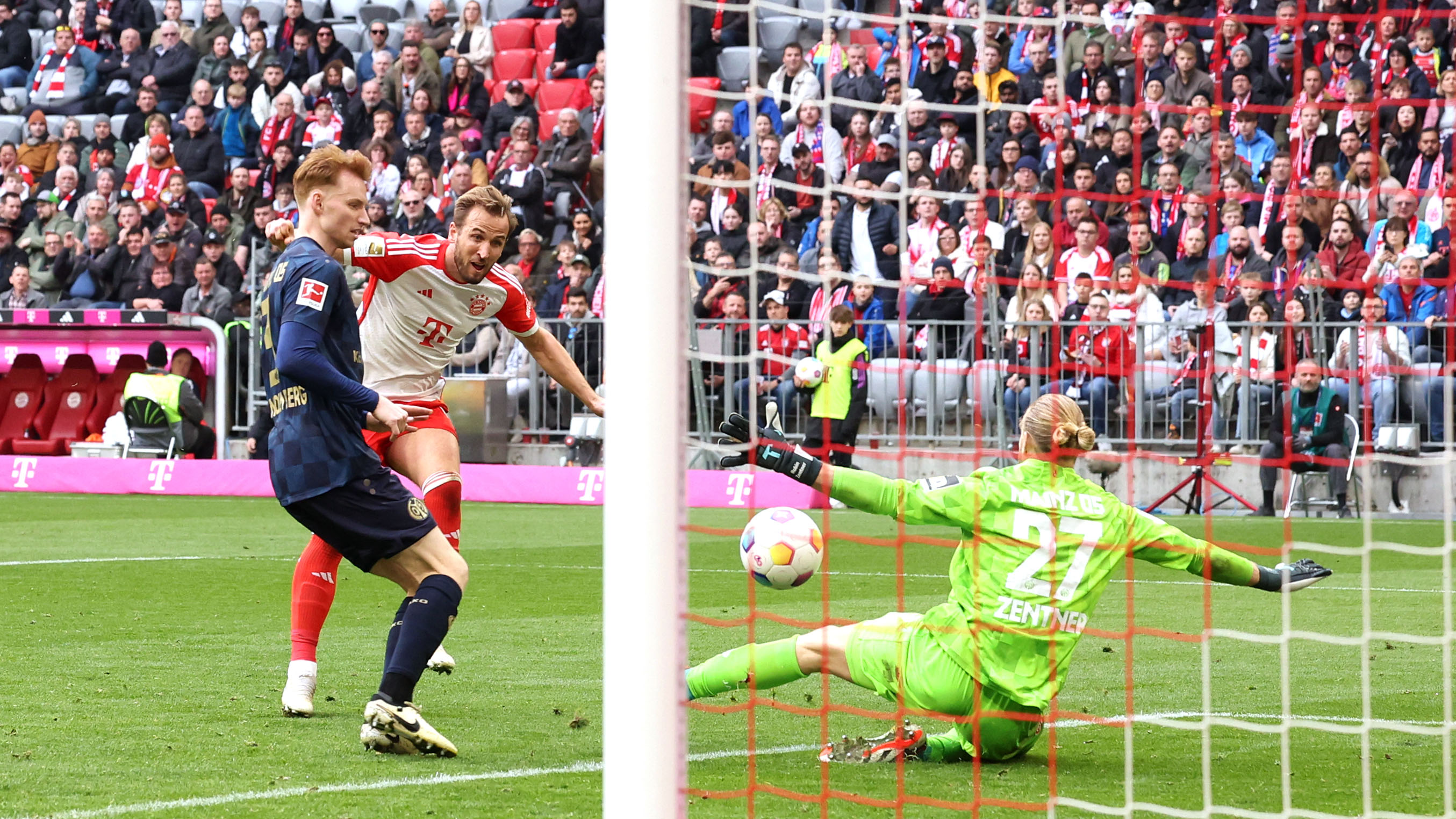 Spielszene aus dem Bundesliga-Duell FC Bayern gegen 1. FSV Mainz 05