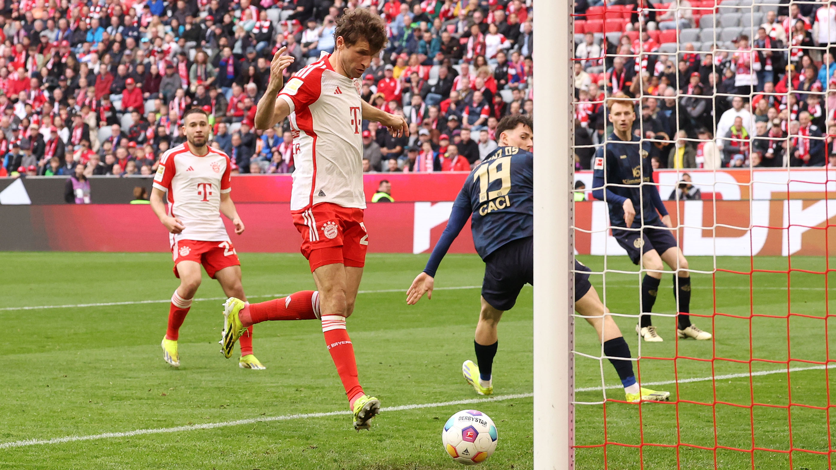 Spielszene aus dem Bundesliga-Duell FC Bayern gegen 1. FSV Mainz 05