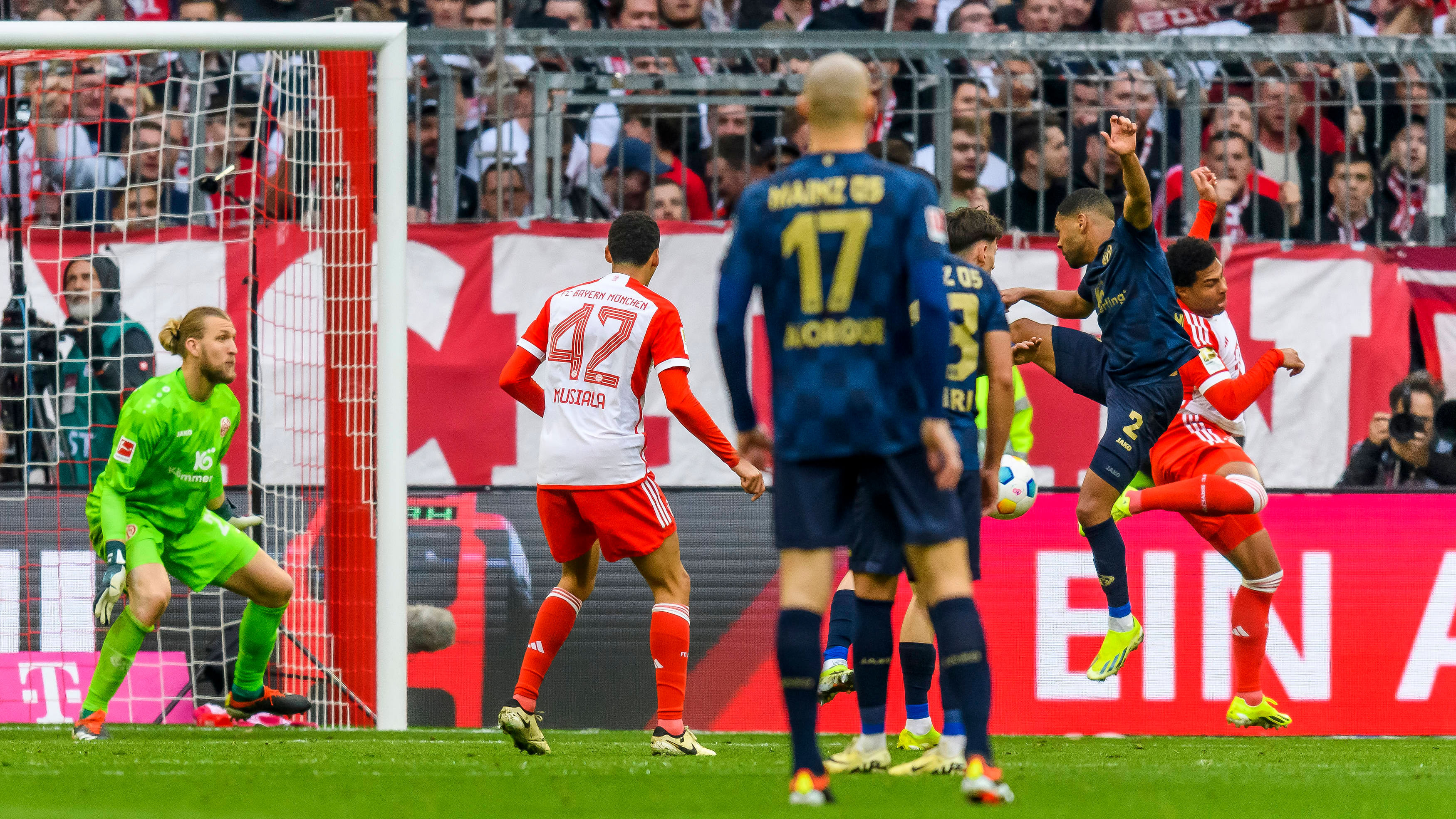 Spielszene aus dem Bundesliga-Duell FC Bayern gegen 1. FSV Mainz 05