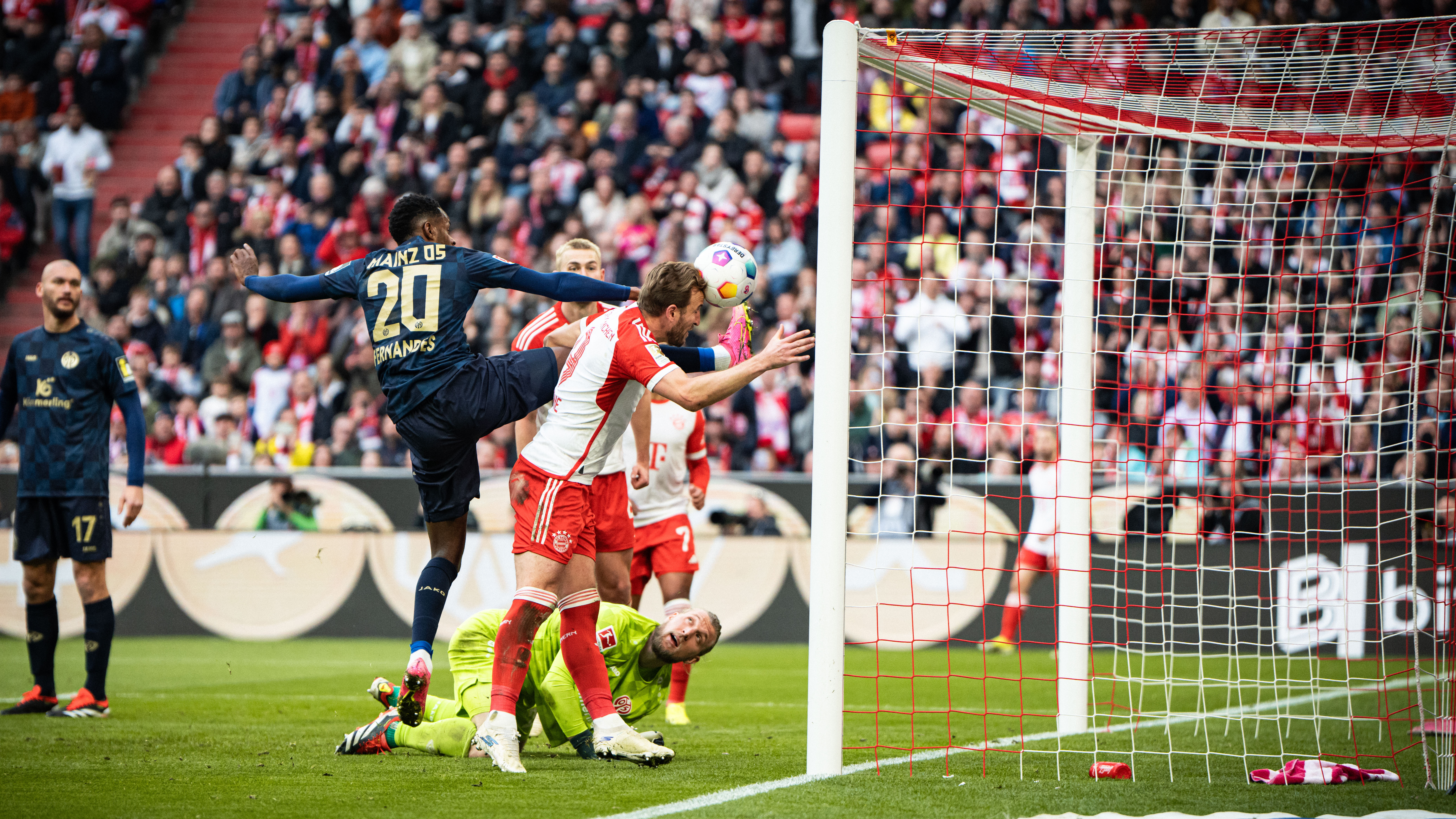 Spielszene aus dem Bundesliga-Duell FC Bayern gegen 1. FSV Mainz 05