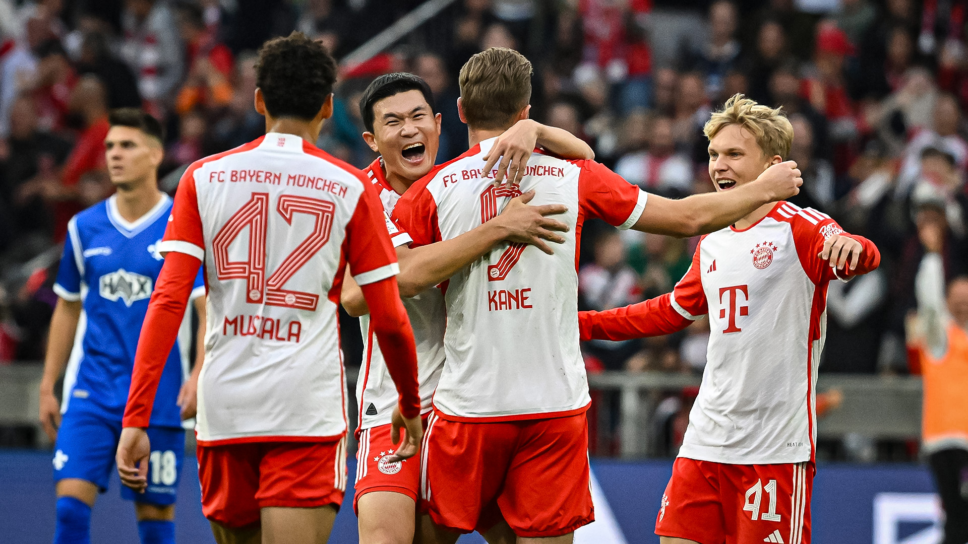 Harry Kane mit Jamal Musiala, Minjae Kim und Frans Krätzig vom FC Bayern.