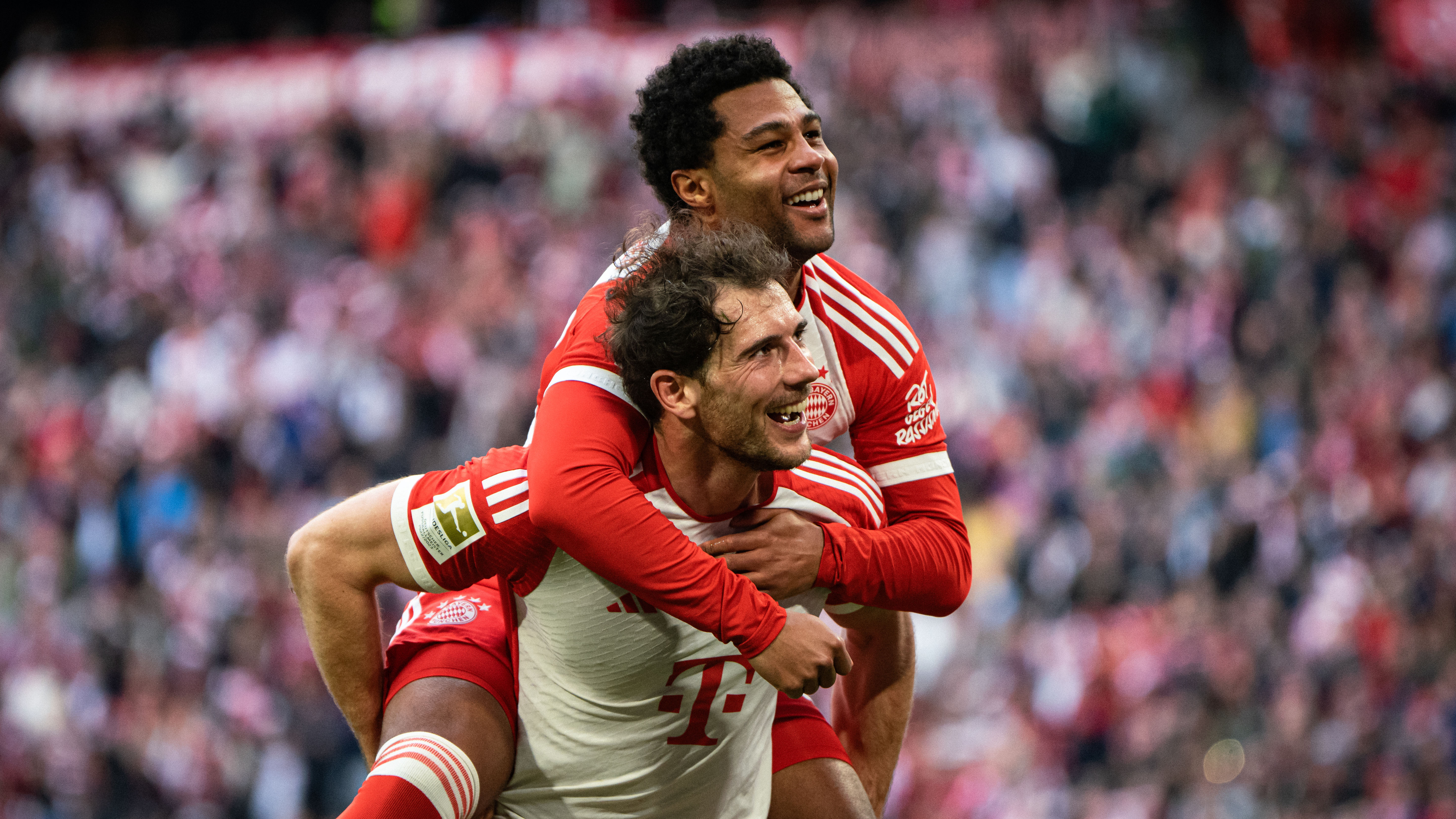 Leon Goretzka jubelt mit Serge Gnabry für den FC Bayern.