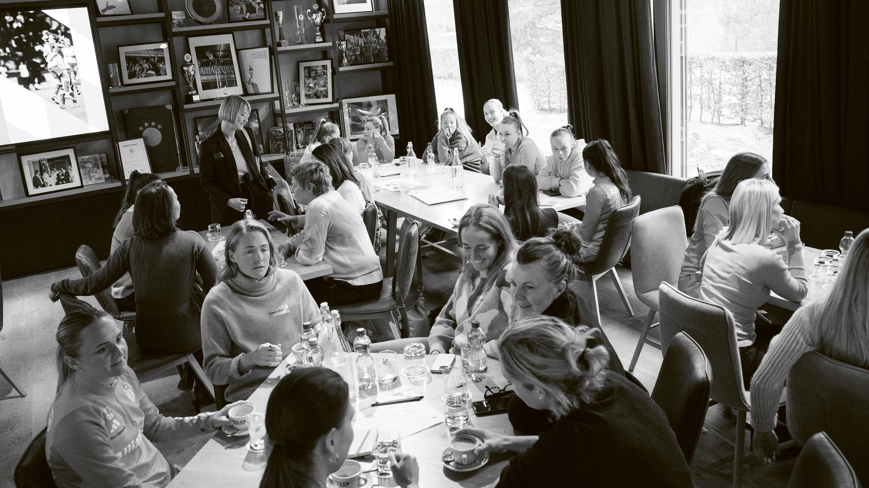 Die FC Bayern Frauen bei der EmpowerHER im Clubheim 1900*.