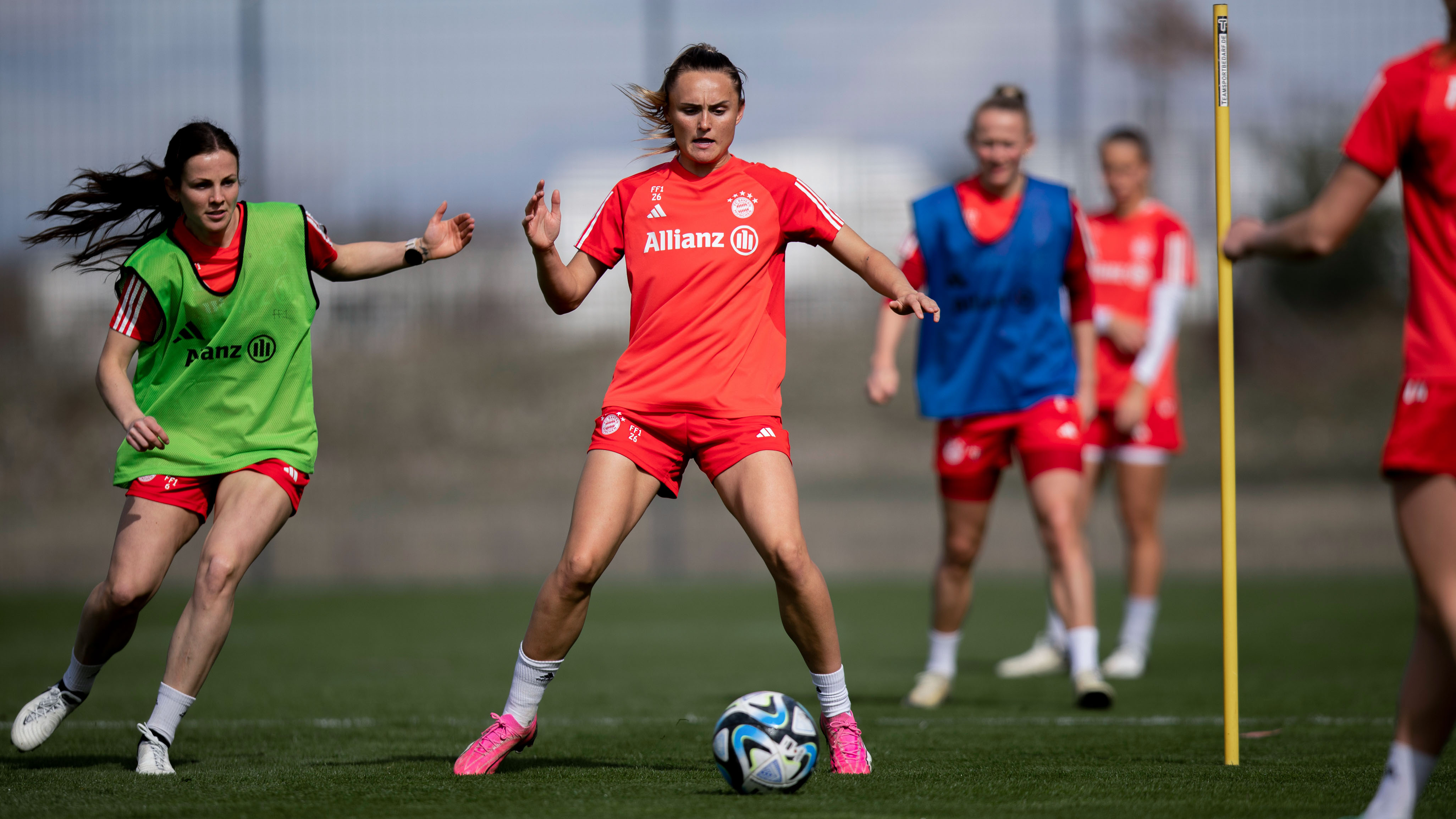 Sam Kerr and Tuva Hansen in training