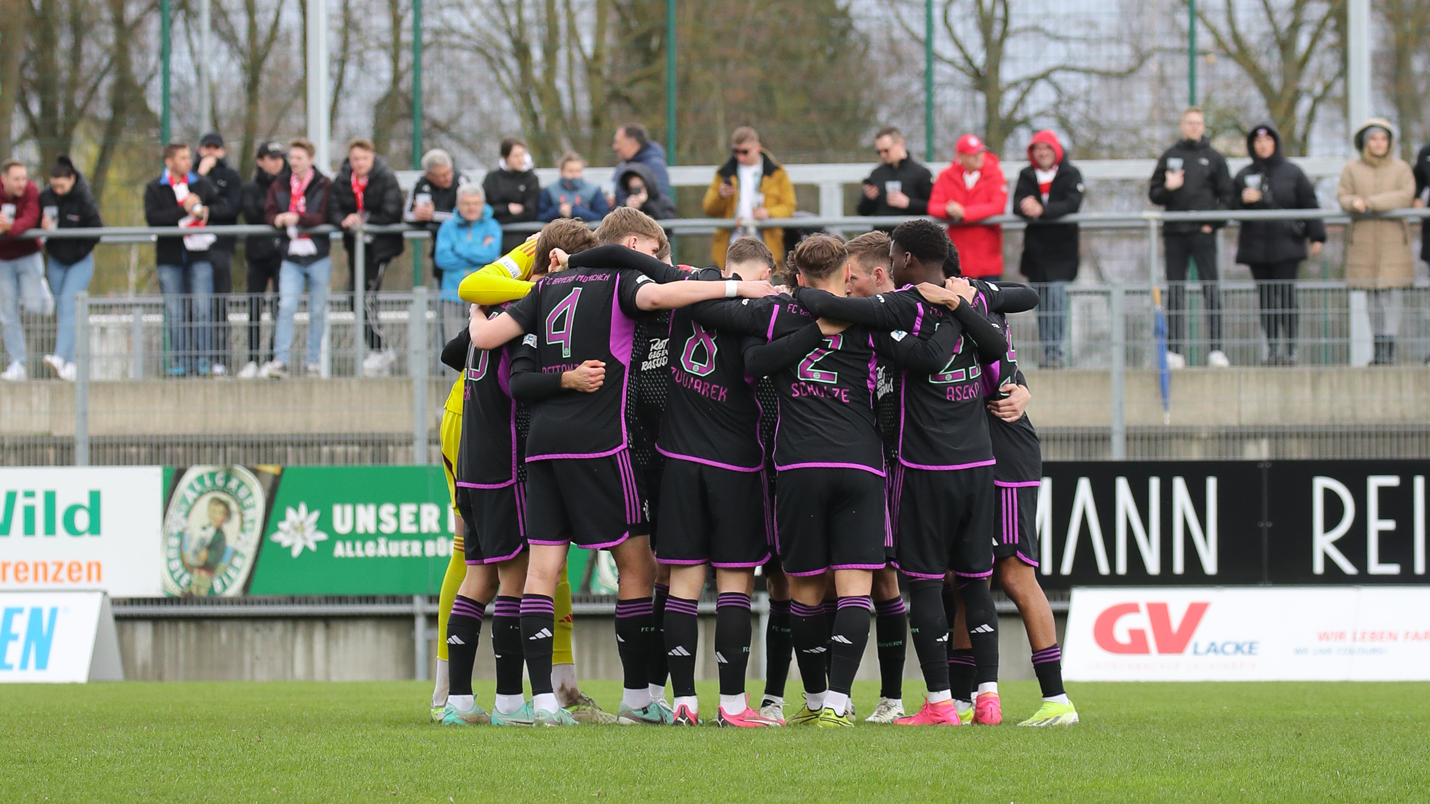 Der FC Bayern Amateure-Mannschaftskreis vor Anpfiff.