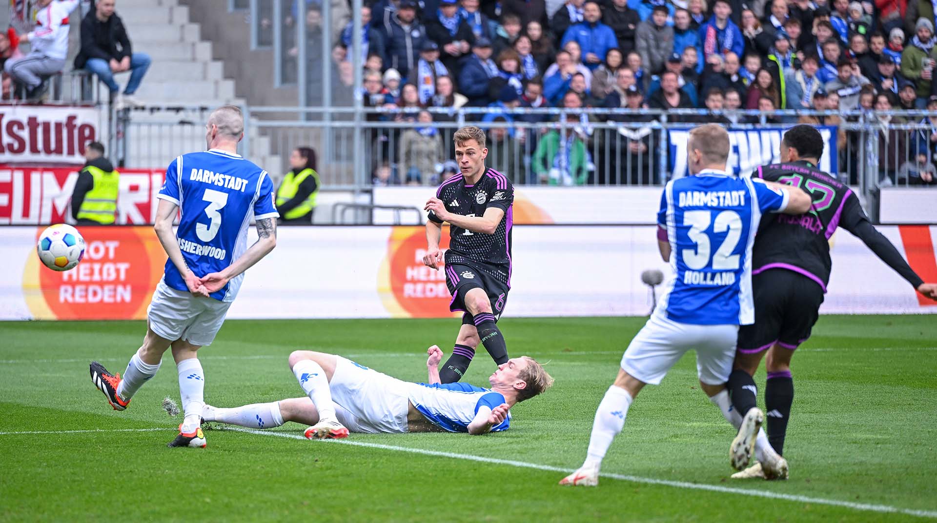 Spielszene aus dem Bundesliga-Duell FC Bayern beim SV Darmstadt 98