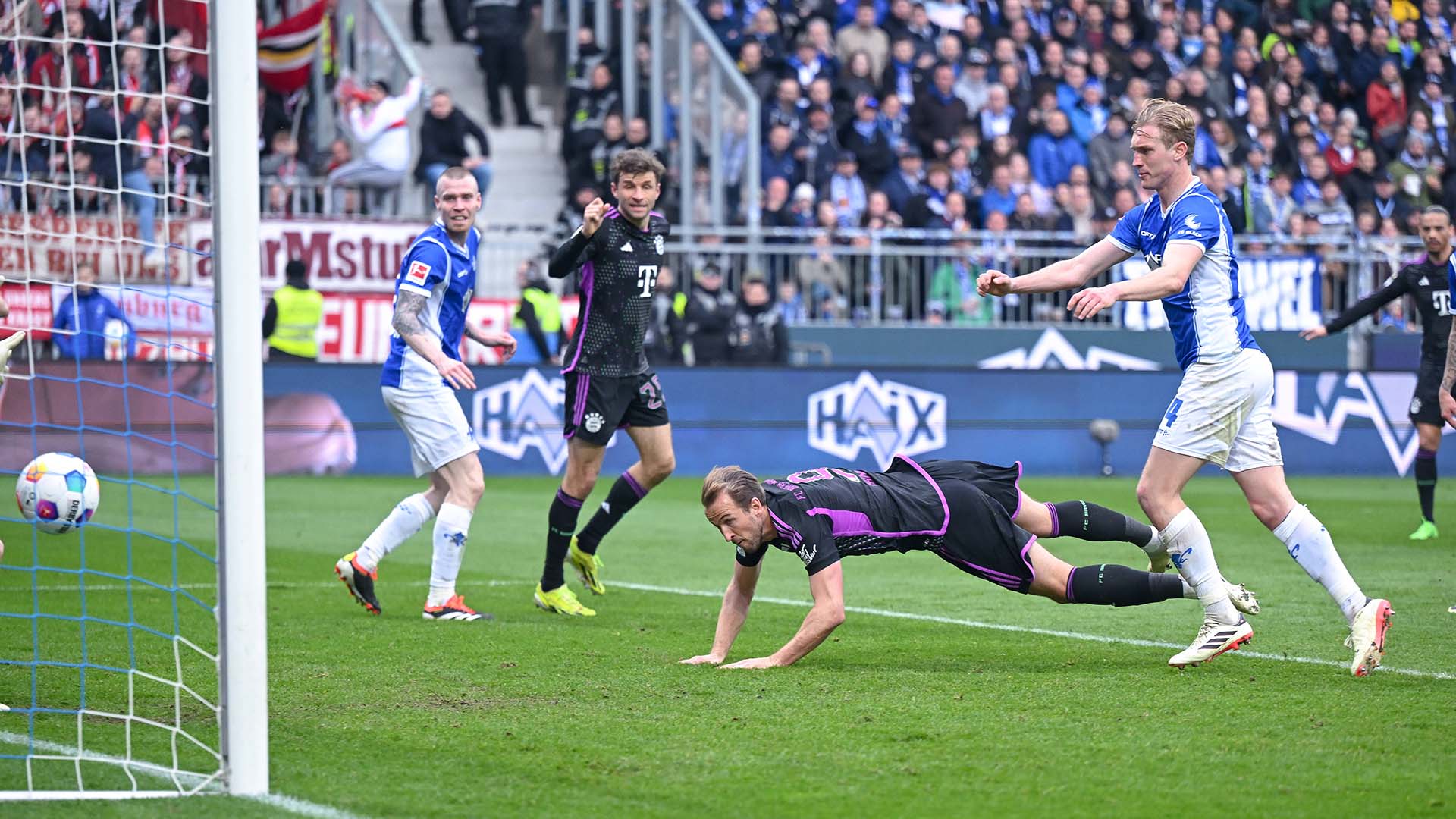 Spielszene aus dem Bundesliga-Duell FC Bayern beim SV Darmstadt 98