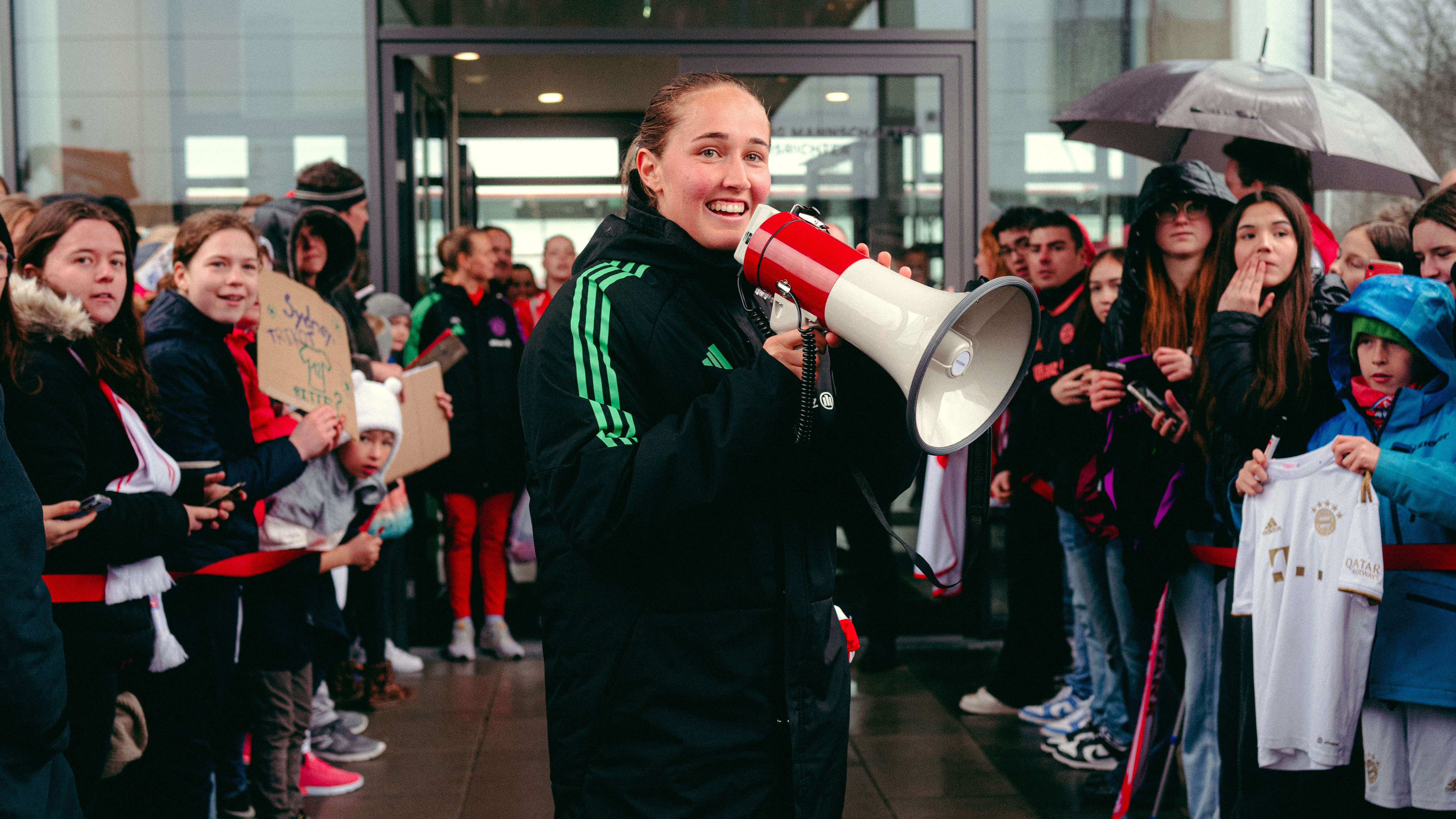 Sydney Lohmann verkuendet Fans ihre Vertragsverlängerung