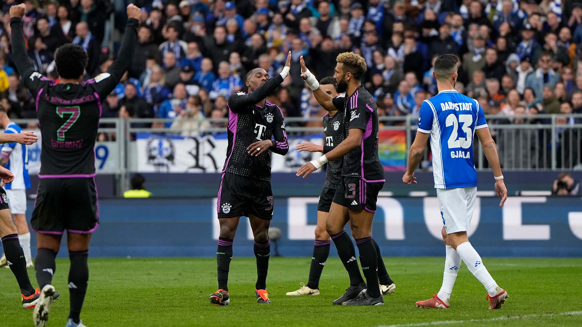 Spielszene aus dem Bundesliga-Duell FC Bayern beim SV Darmstadt 98