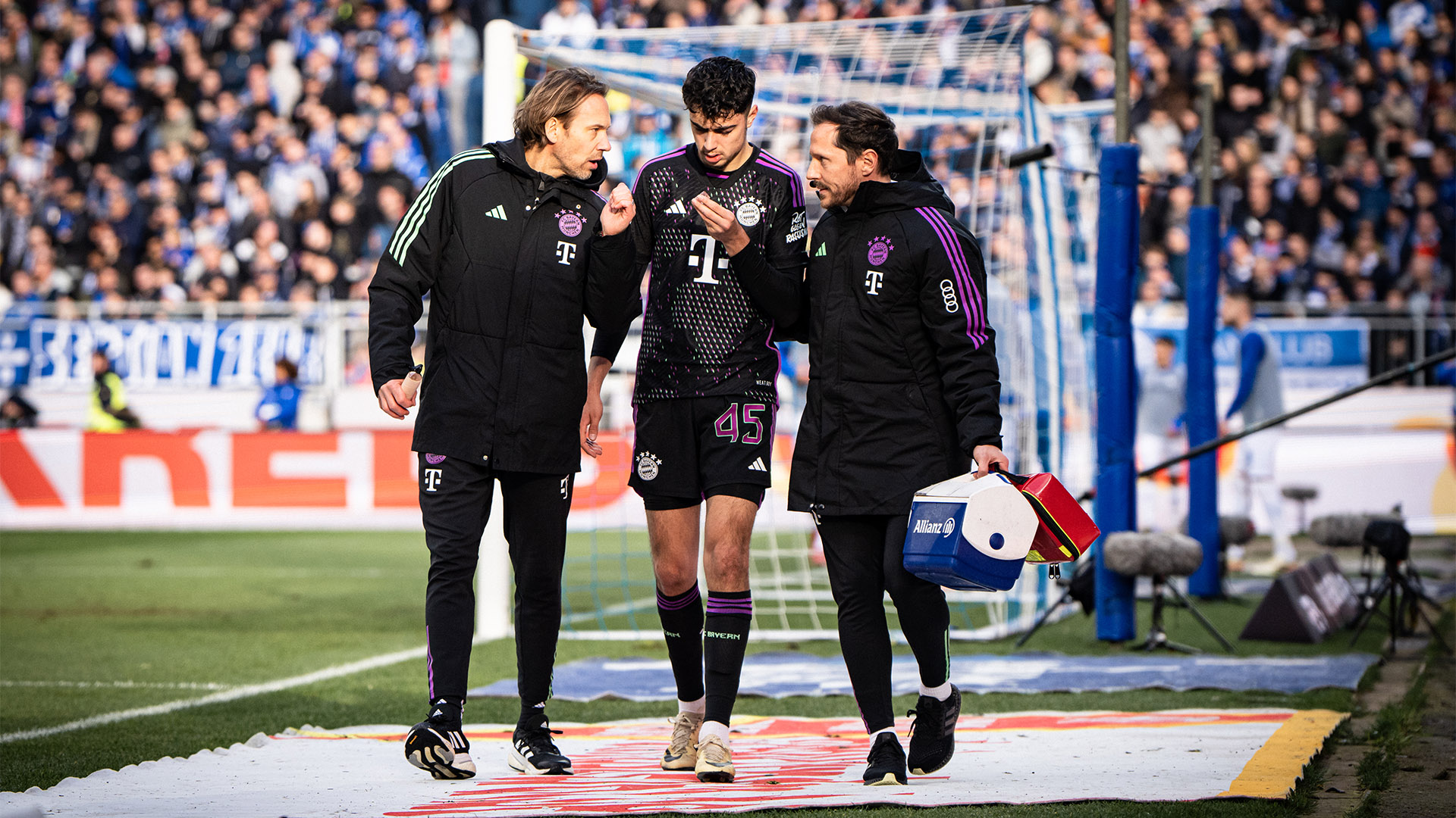 Auswechslung Aleksandar Pavlovic im Bundesliga-Spiel in Darmstadt