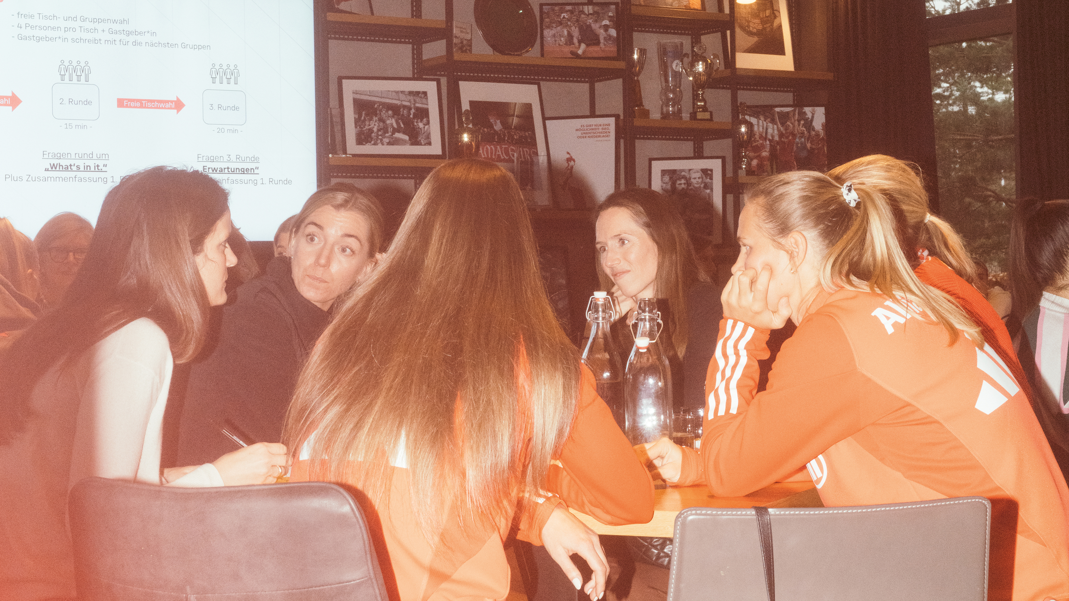 Die FC Bayern Frauen beim Mentoring-Programm EmpowerHer im Clubheim 1900*.