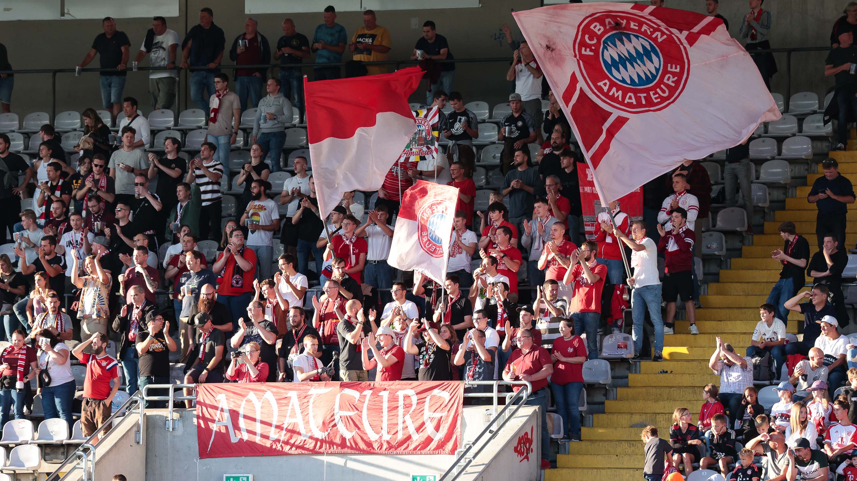 Fans der FC Bayern Amateure im Grünwalder Stadion