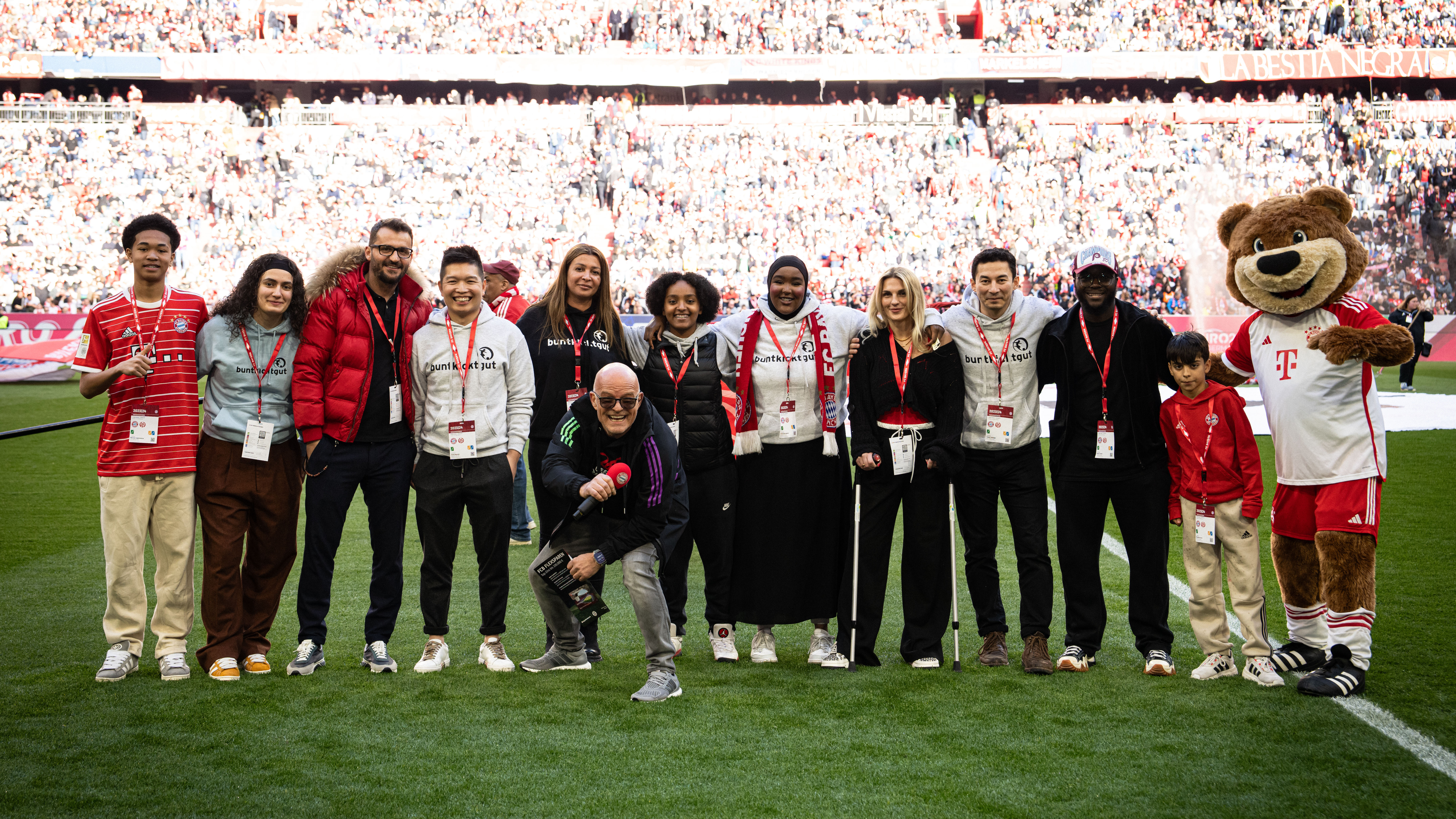 Bereits im Heimspiel gegen Mainz verkündeten Mermoz (ganz links) und Co. die Aufstellung des deutschen Rekordmeisters.