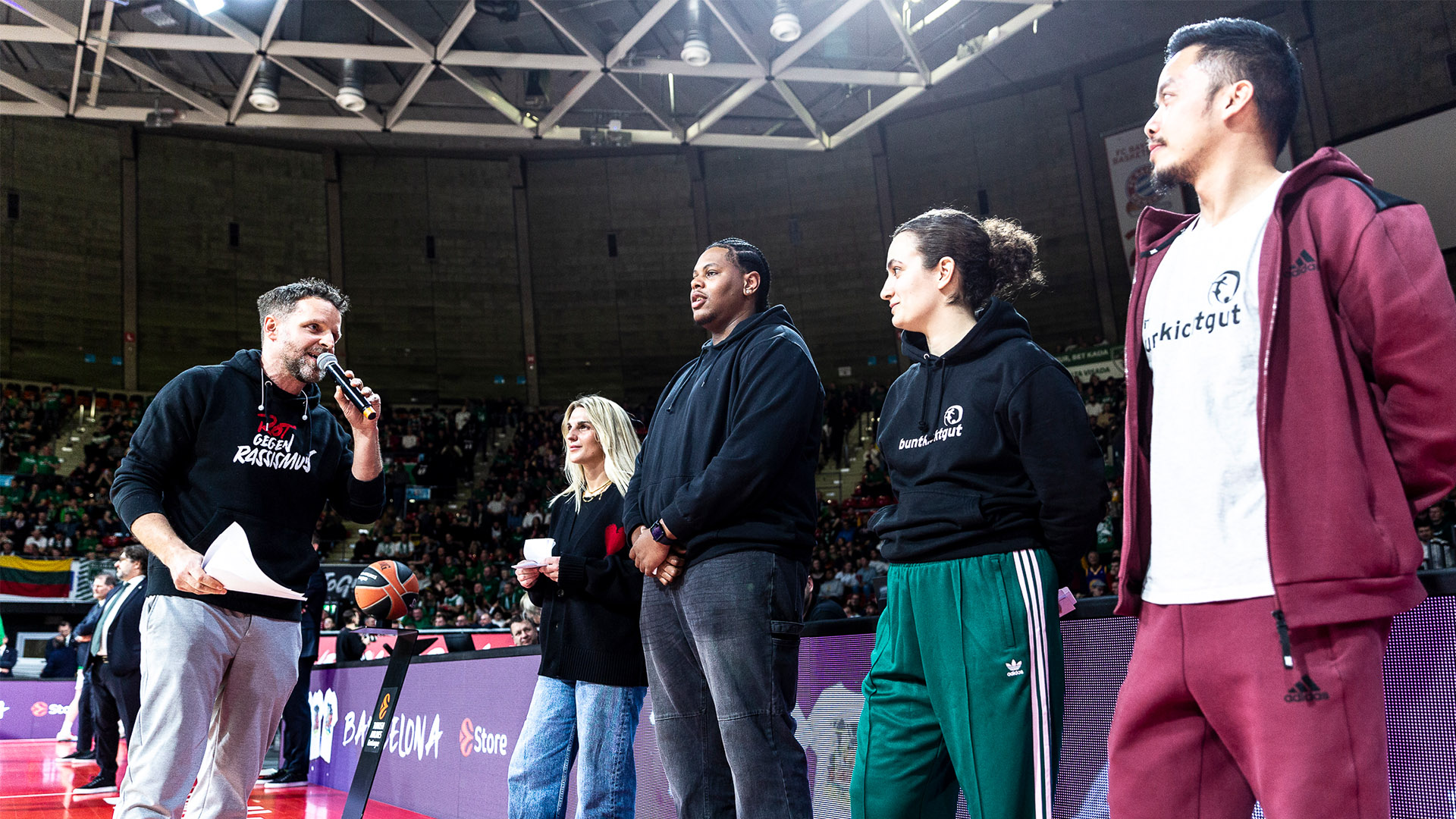 Auch beim Sieg der FC Bayern Basketballer gegen Kaunas im BMW Park trugen Kids von „buntkicktgut“ zusammen mit Hallensprecher Thomas Kilian die Spielernamen vor.