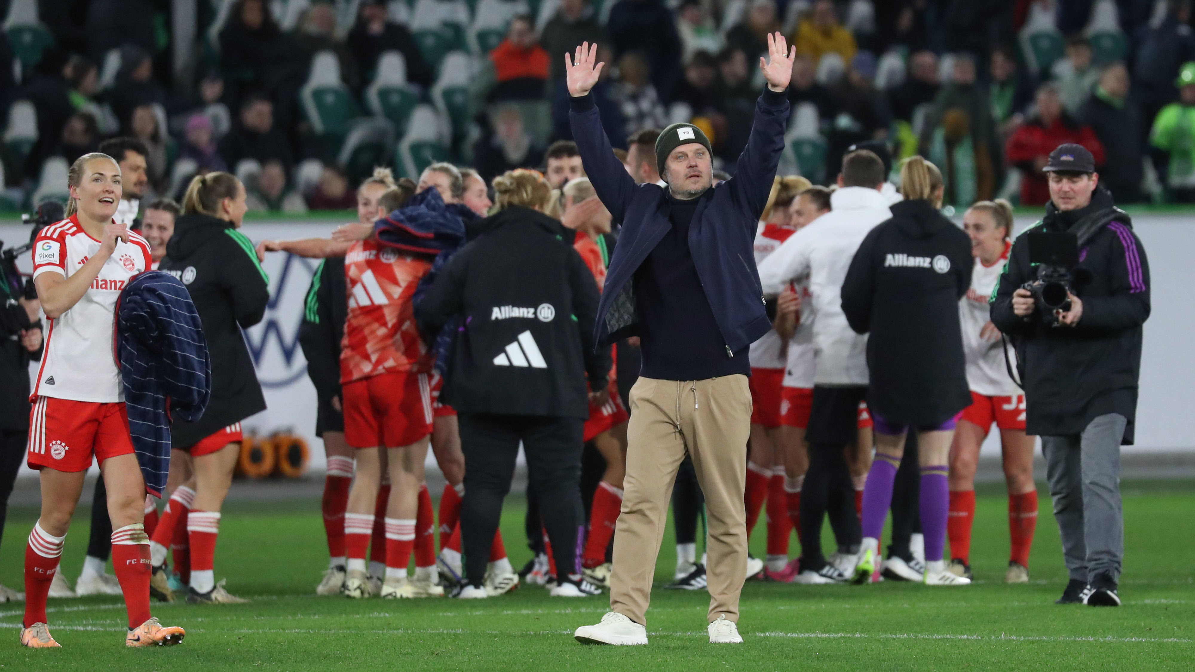 Alexander Straus jubelt nach dem Spiel in Wolfsburg