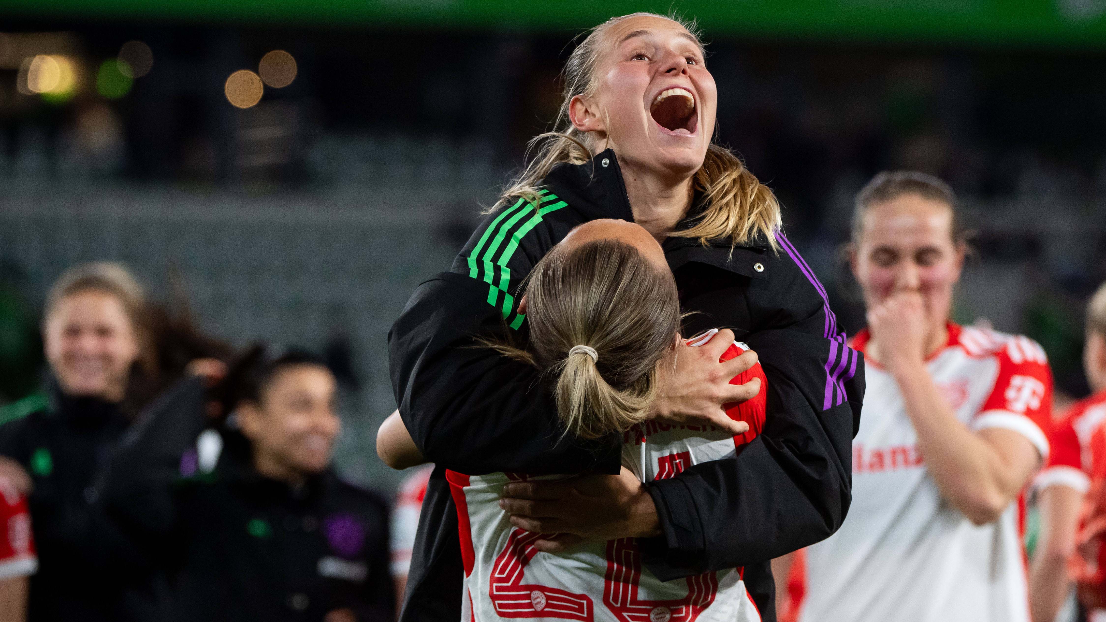 Klara Bühl jubelt nach dem Sieg in Wolfsburg