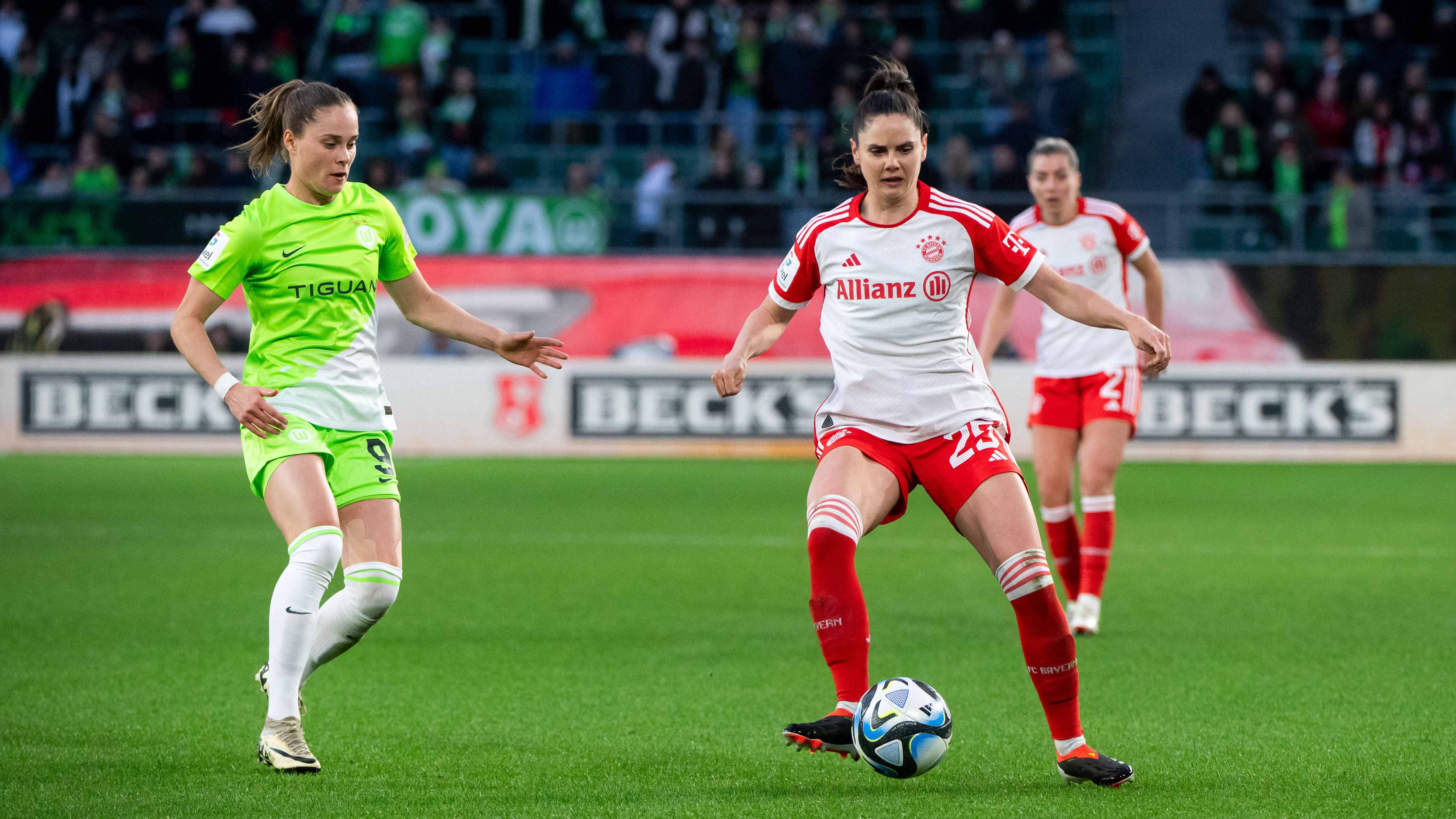 Sarah Zadrazil im Spiel in Wolfsburg