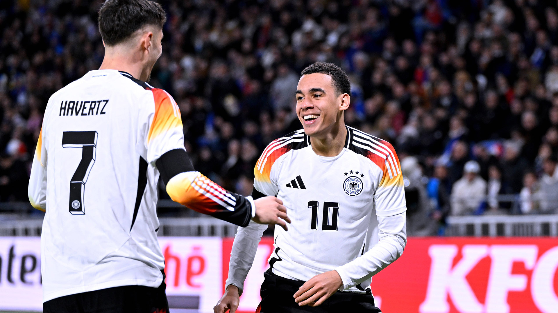 Jamal Musiala jubelt mit Torschütze Kai Havertz nach dem deutschen Treffer zum 2:0 gegen Frankreich.