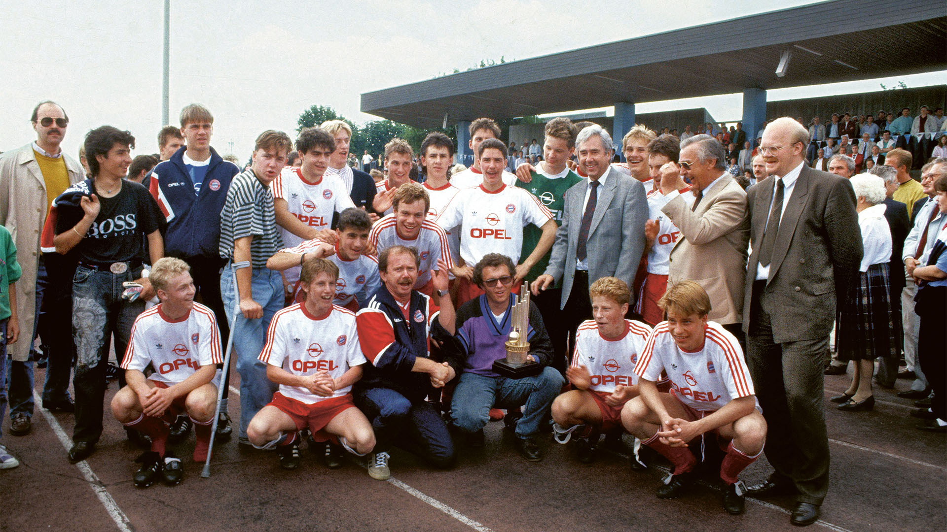 Der größte Erfolg: Die Bayern um Max Eberl (unten 2. v. r.), Christian Nerlinger (Mitte links über dem Pokal) und Martin Schmidl (unten l.) werden 1989 erstmals Deutscher B-Jugend-Meister.