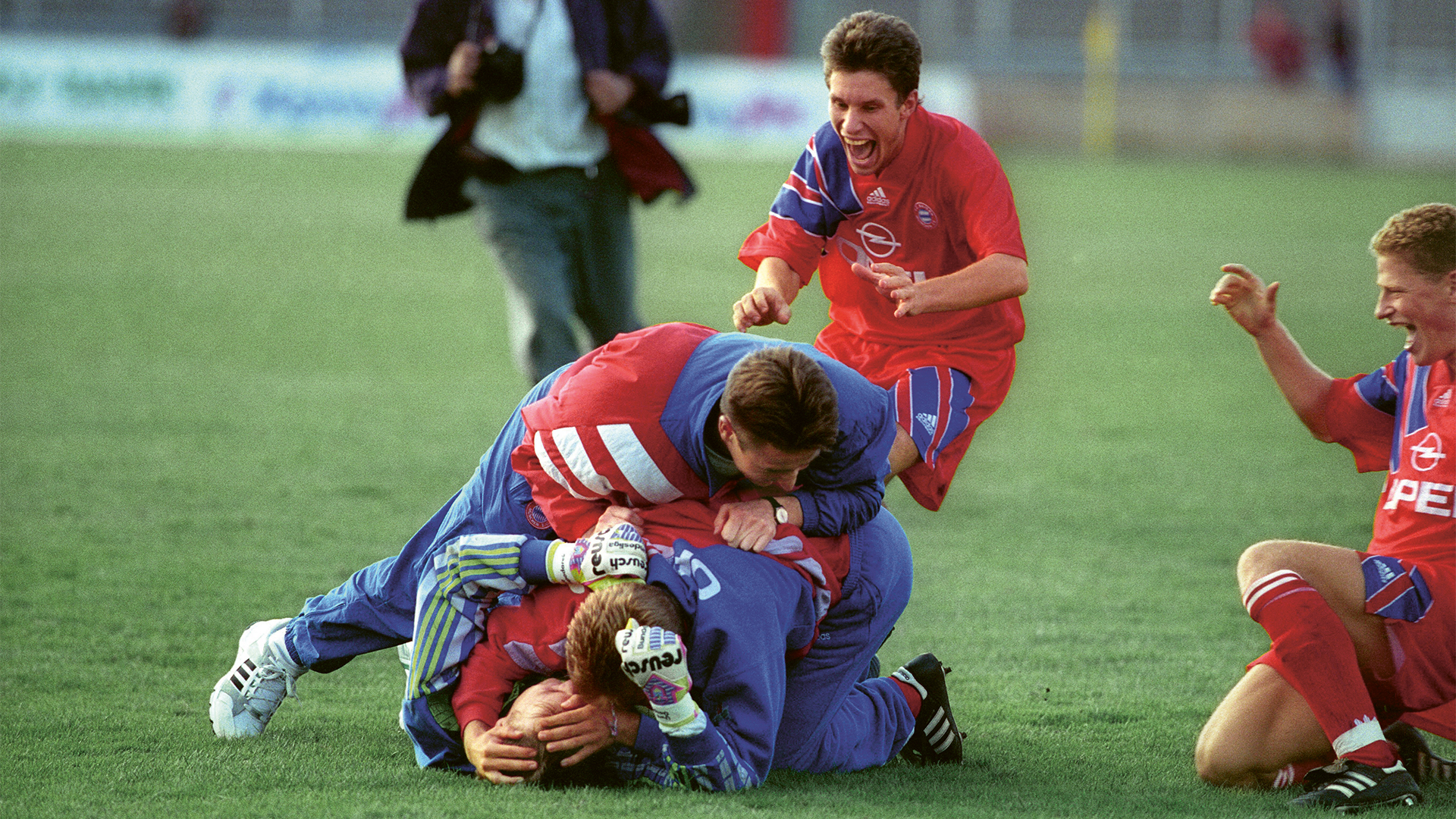 Sternstunde mit den Amateuren: Eberl (r.) und Kollegen werfen den 1. FC Köln 1993 aus dem DFB-Pokal.