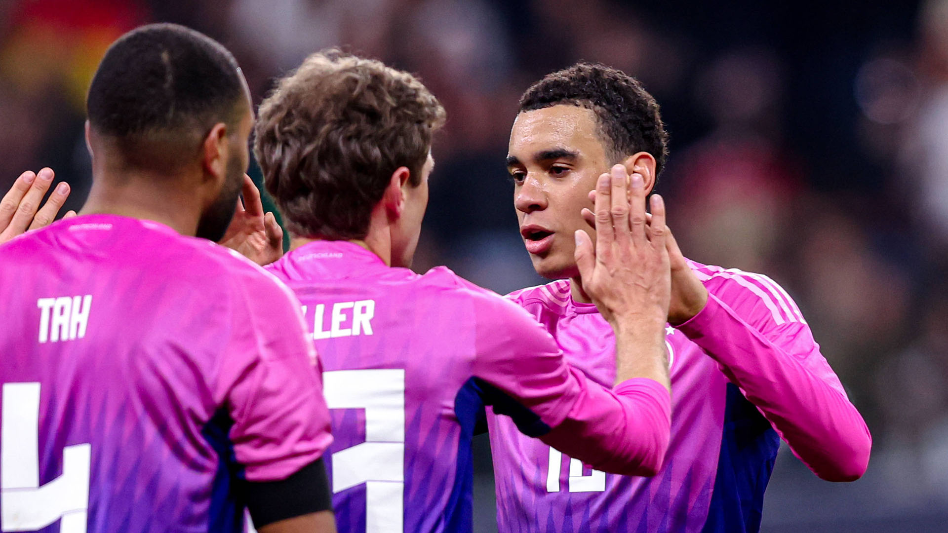 Jamal Musiala celebrates with Thomas Müller.