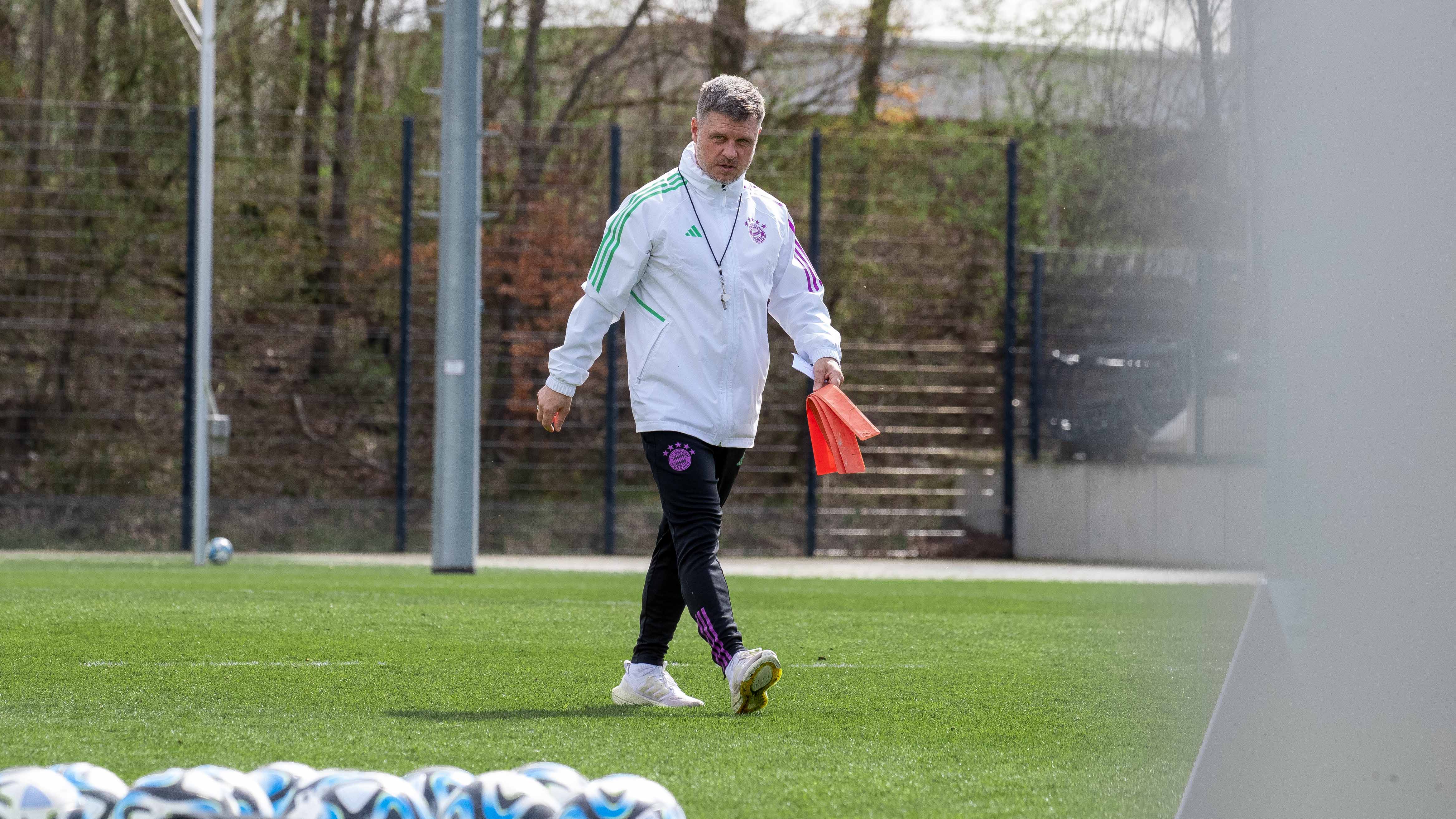 Alex Straus im Training der FC Bayern Frauen.