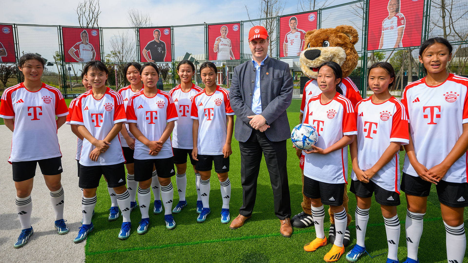 Ministerpräsident Söder mit Spielerinnen im FC Bayern Trainingscamp in Chengdu