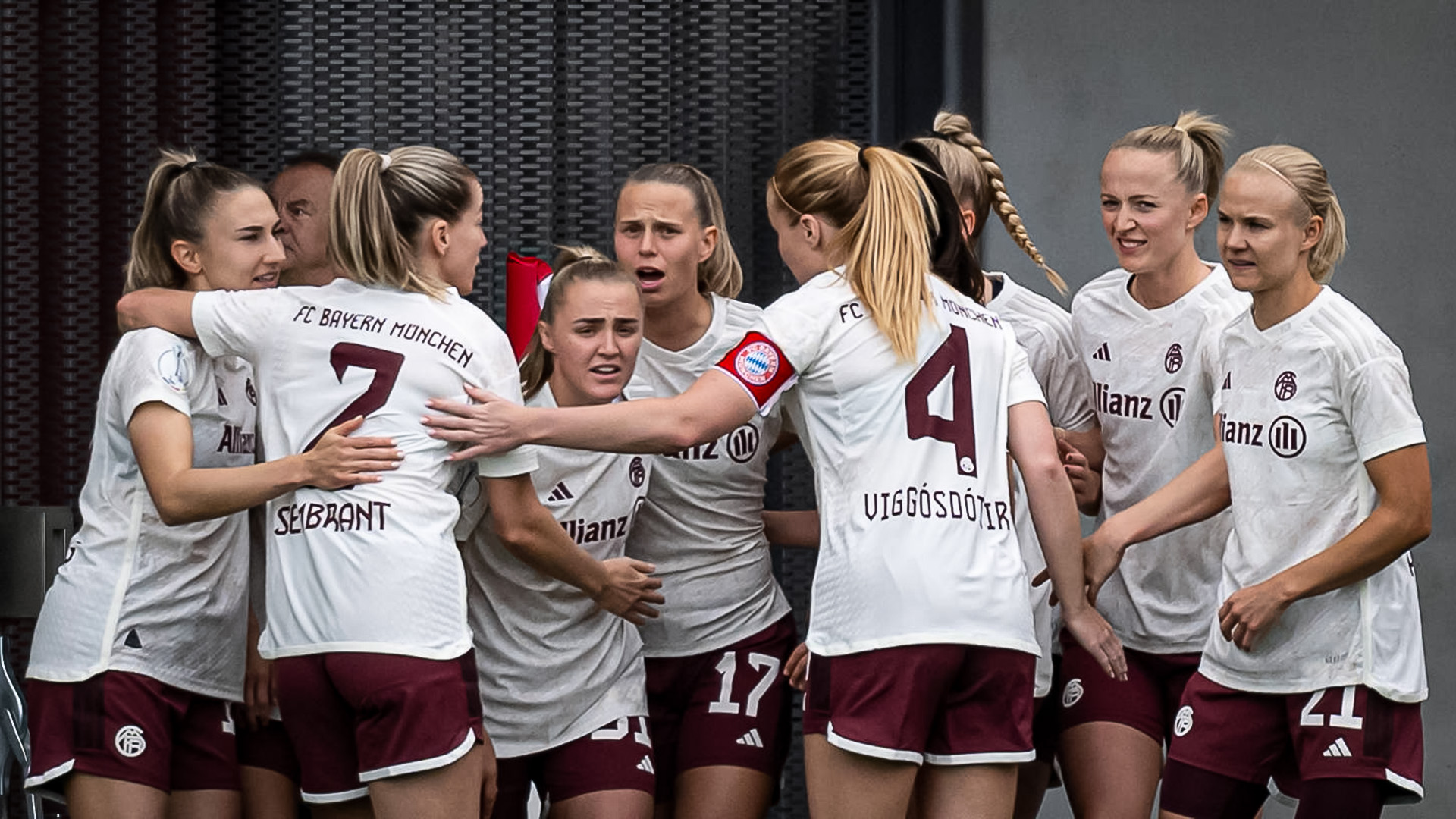 Celebration, FC Bayern Women in the cup semi-final against Eintracht Frankfurt