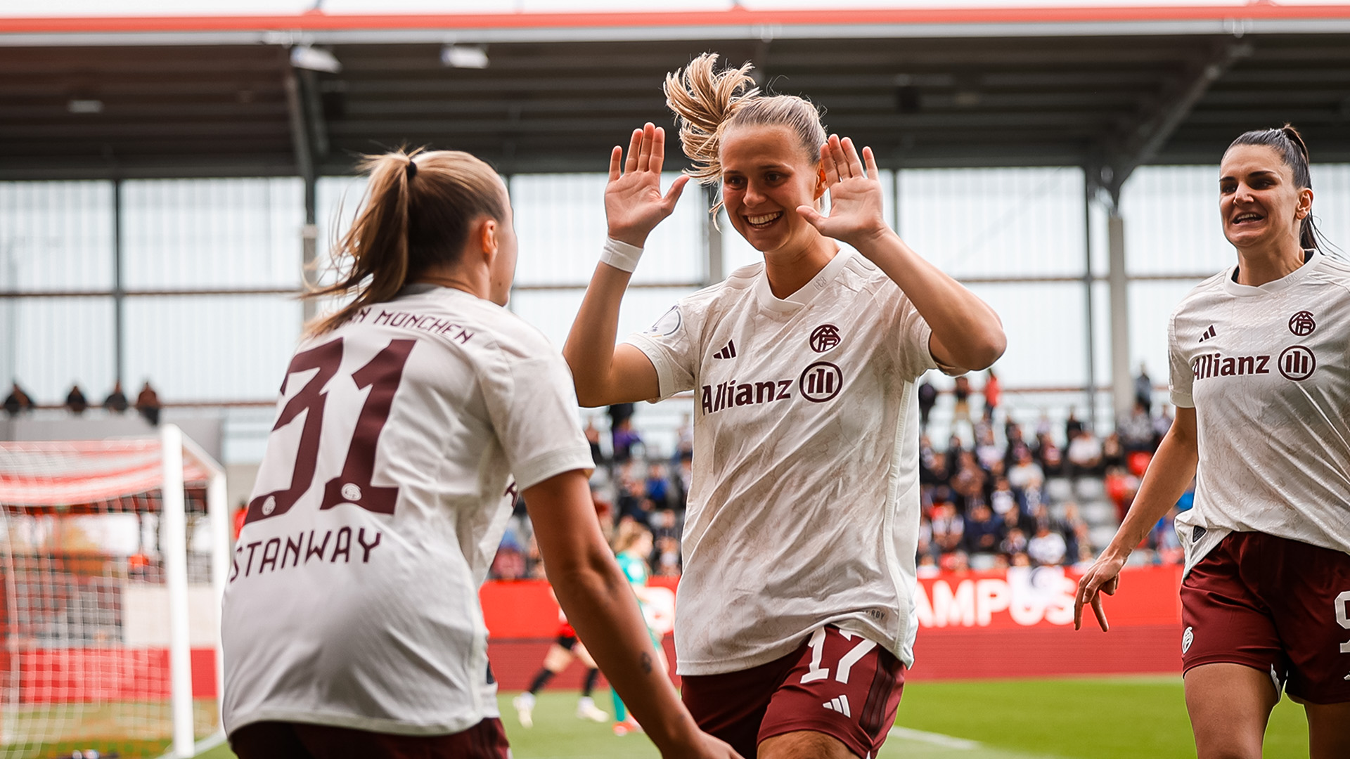 Jubel, FC Bayern Frauen im Pokalhalbfinale gegen Eintracht Frankfurt