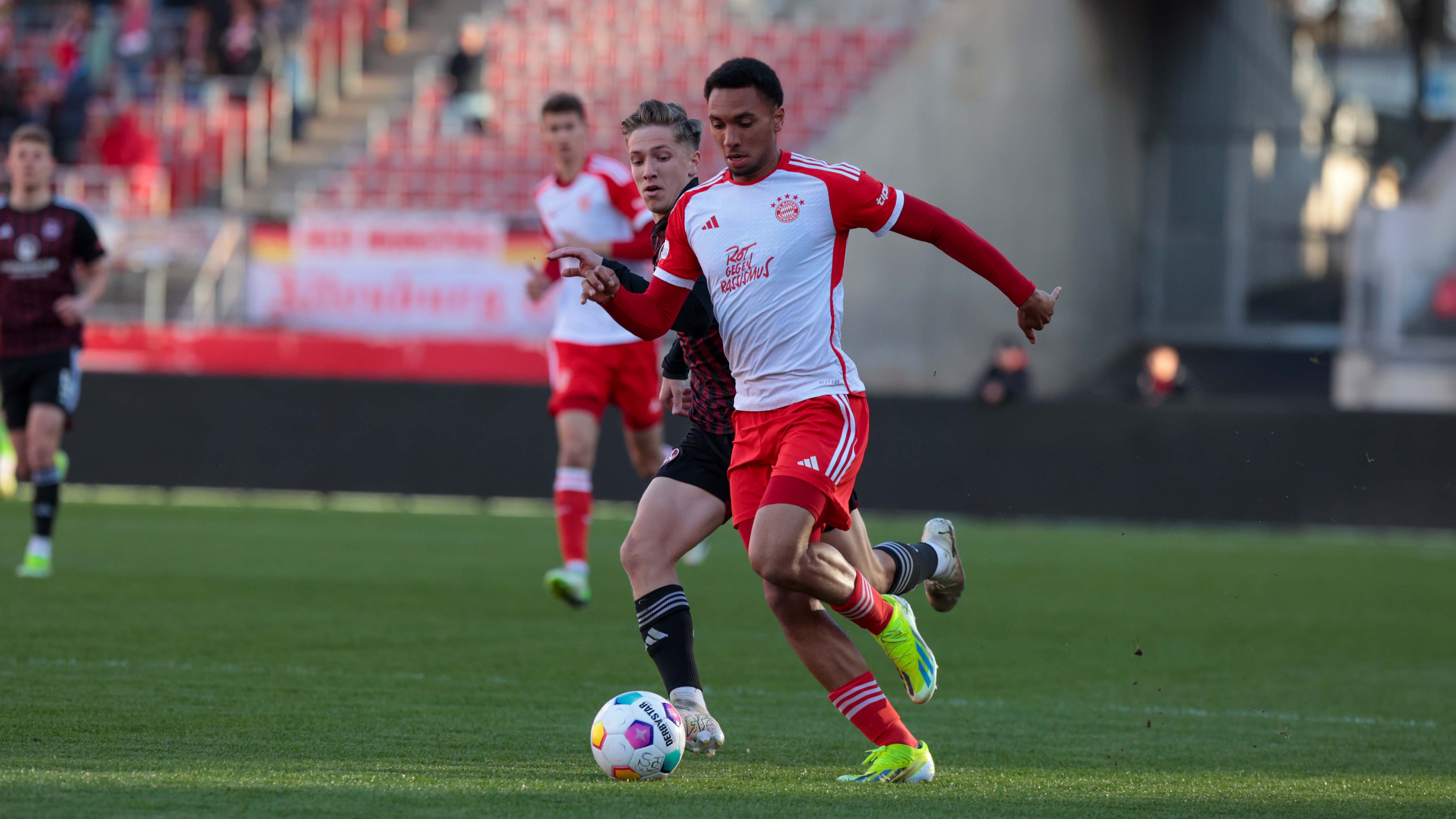 Vincent Manuba während des Gastspiels der FC Bayern Amateure beim 1. FC Nürnberg II.