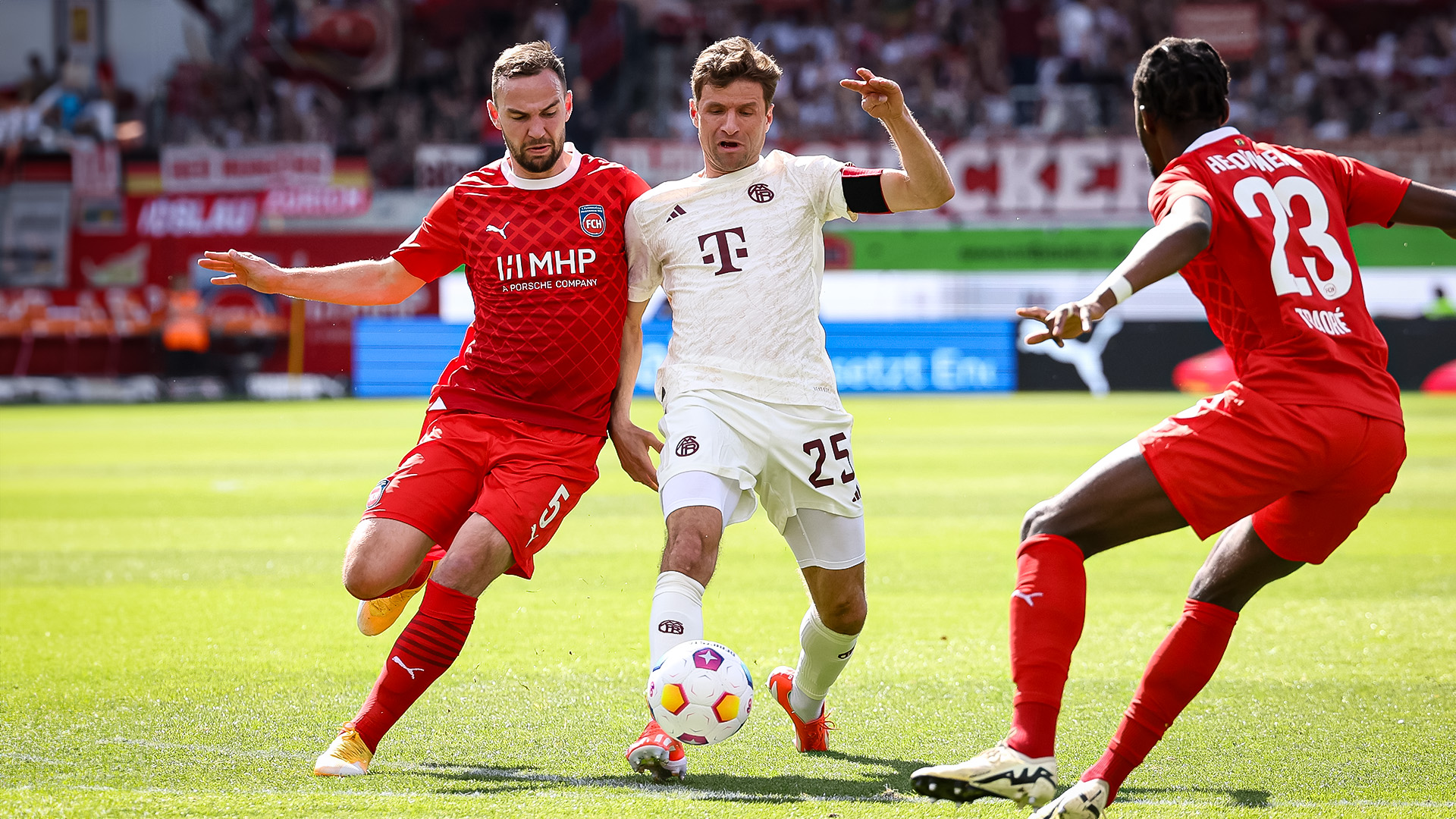 Spielszene aus dem Bundesliga-Duell FC Bayern beim 1. FC Heidenheim