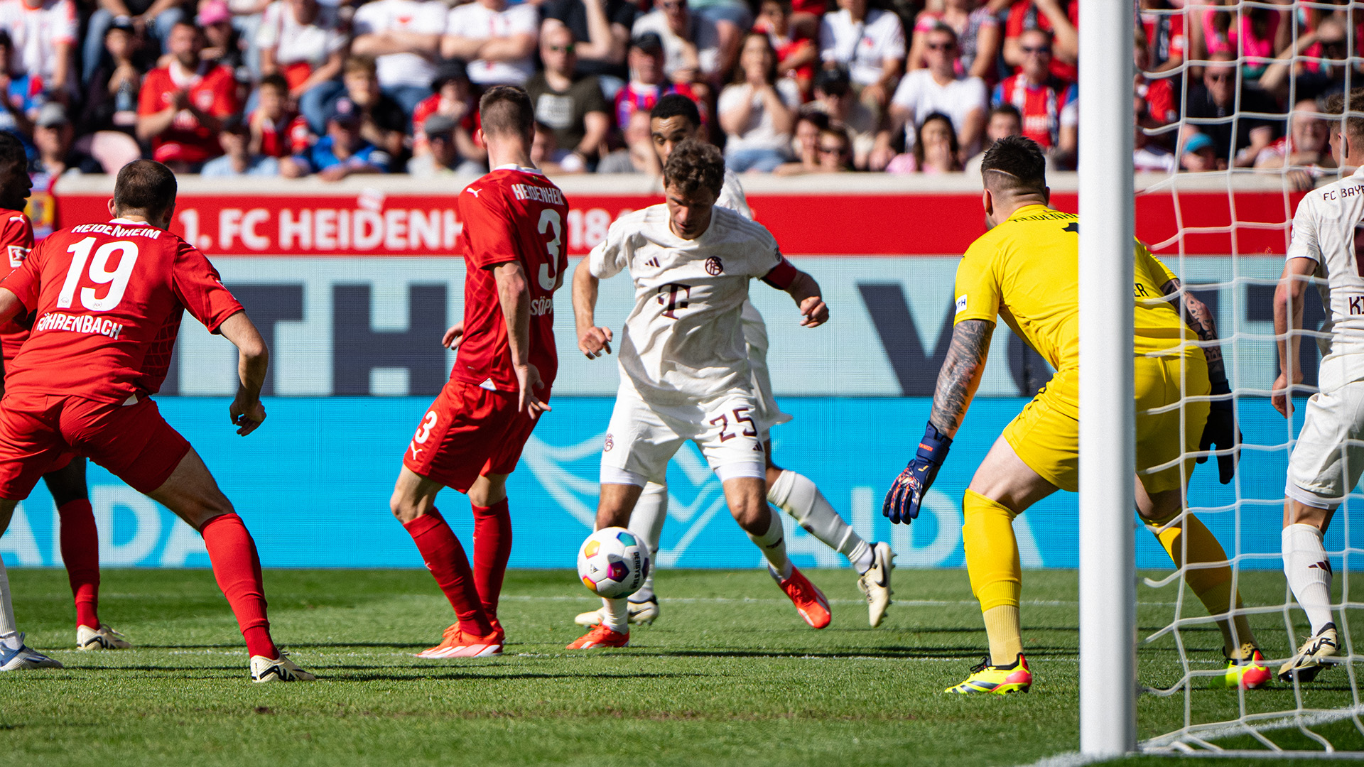 Spielszene aus dem Bundesliga-Duell FC Bayern beim 1. FC Heidenheim