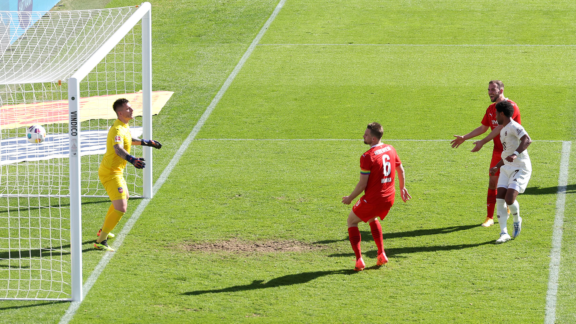 Spielszene aus dem Bundesliga-Duell FC Bayern beim 1. FC Heidenheim