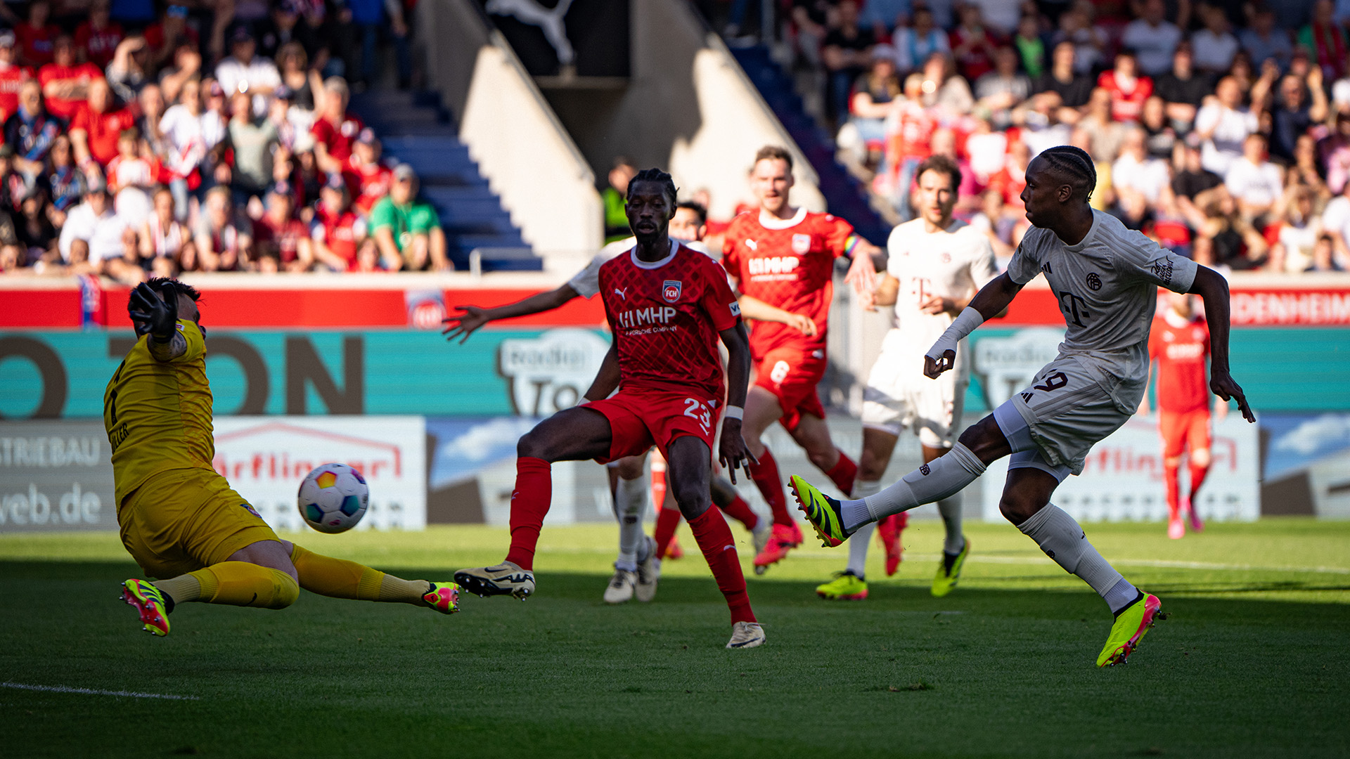 Spielszene aus dem Bundesliga-Duell FC Bayern beim 1. FC Heidenheim