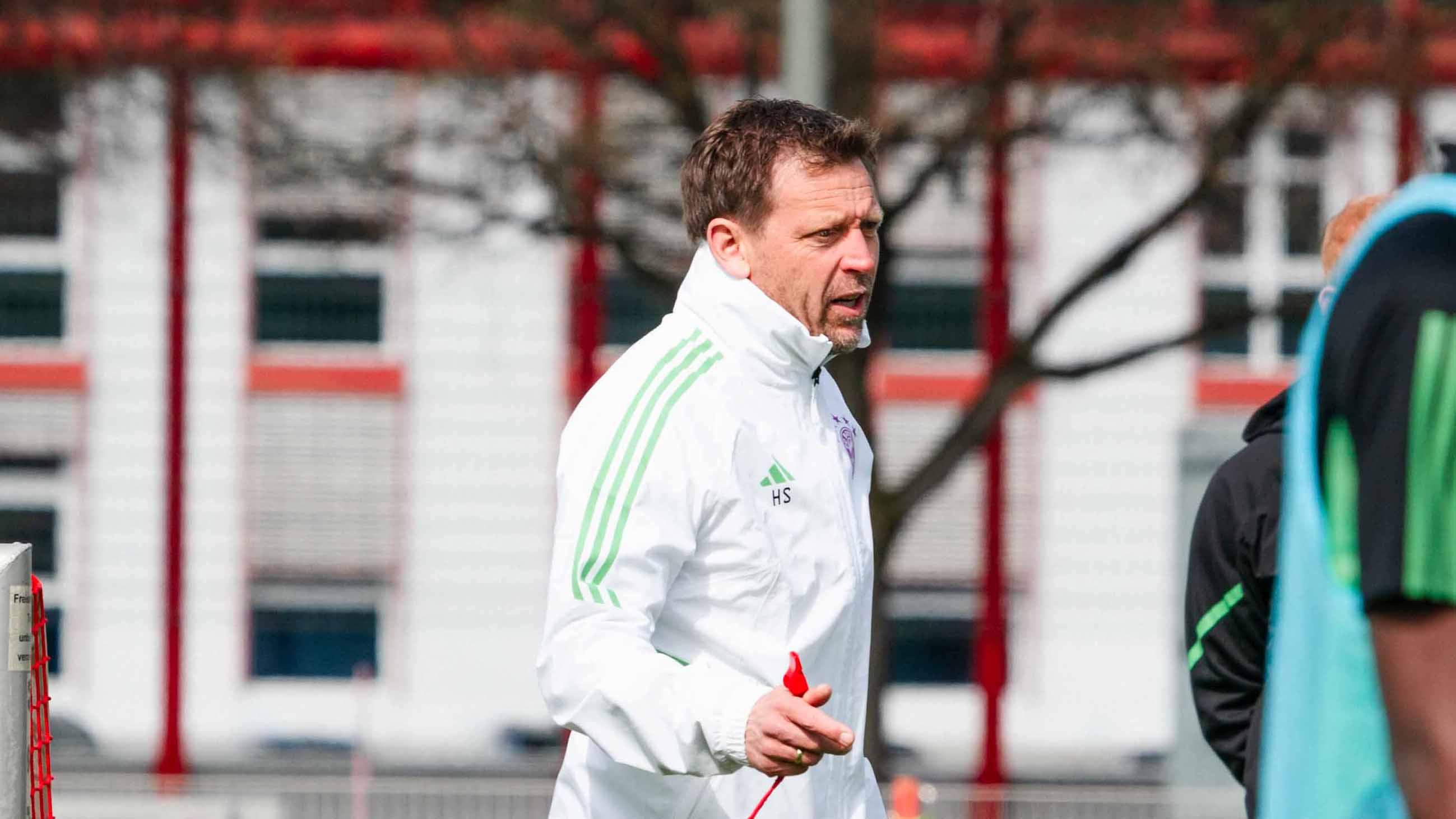 Cheftrainer Holger Seitz im Training der FC Bayern Amateure