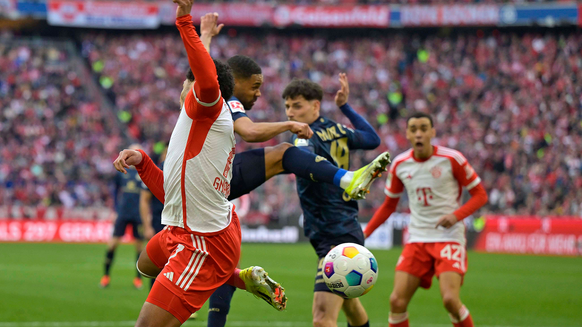 Serge Gnabry macht ein Tor für den FC Bayern gegen den 1. FSV Mainz 05