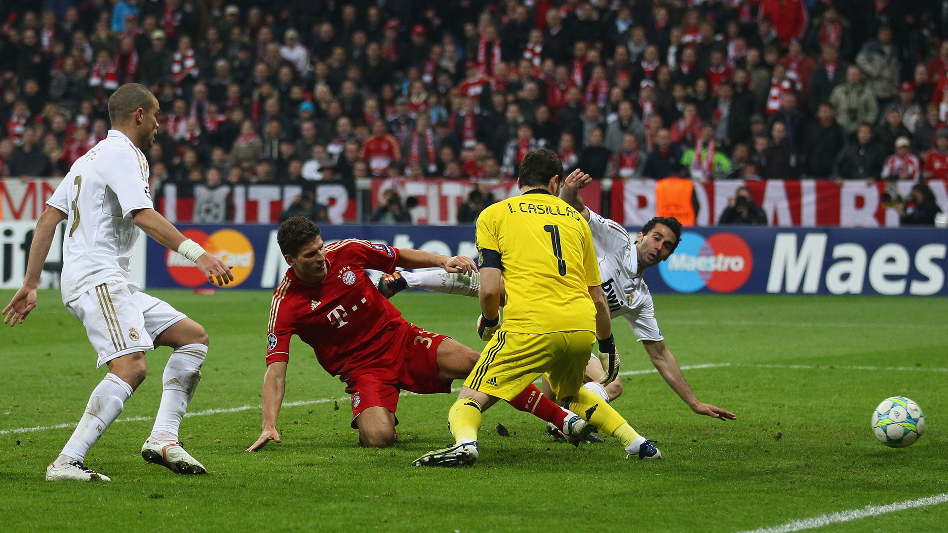 Mario Gomez snatched a late win for Bayern in the 2012 semi-final.