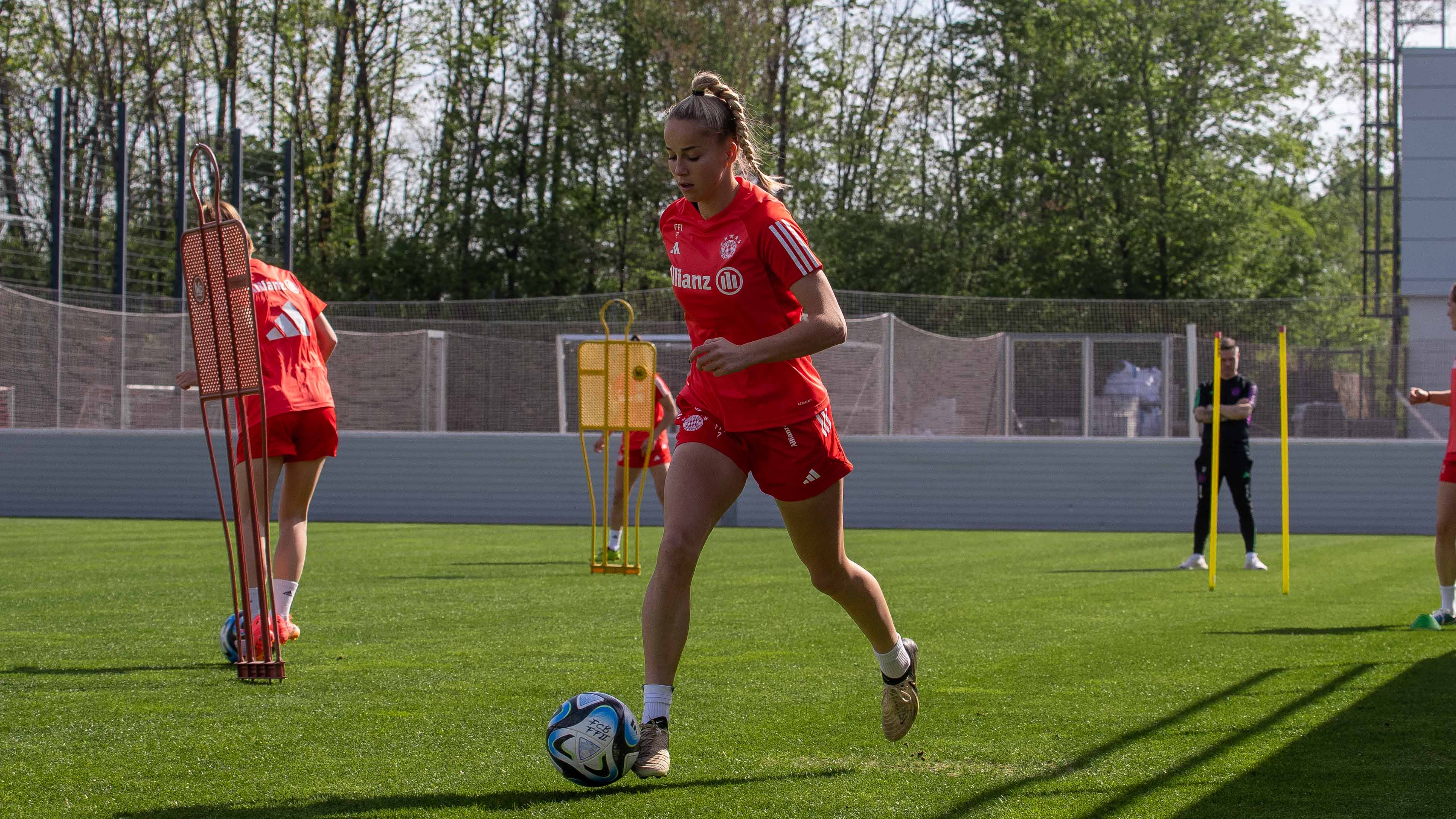 Giulia Gwinn im Training der FC Bayern Frauen in Vorbereitung auf das Duell gegen Duisburg.