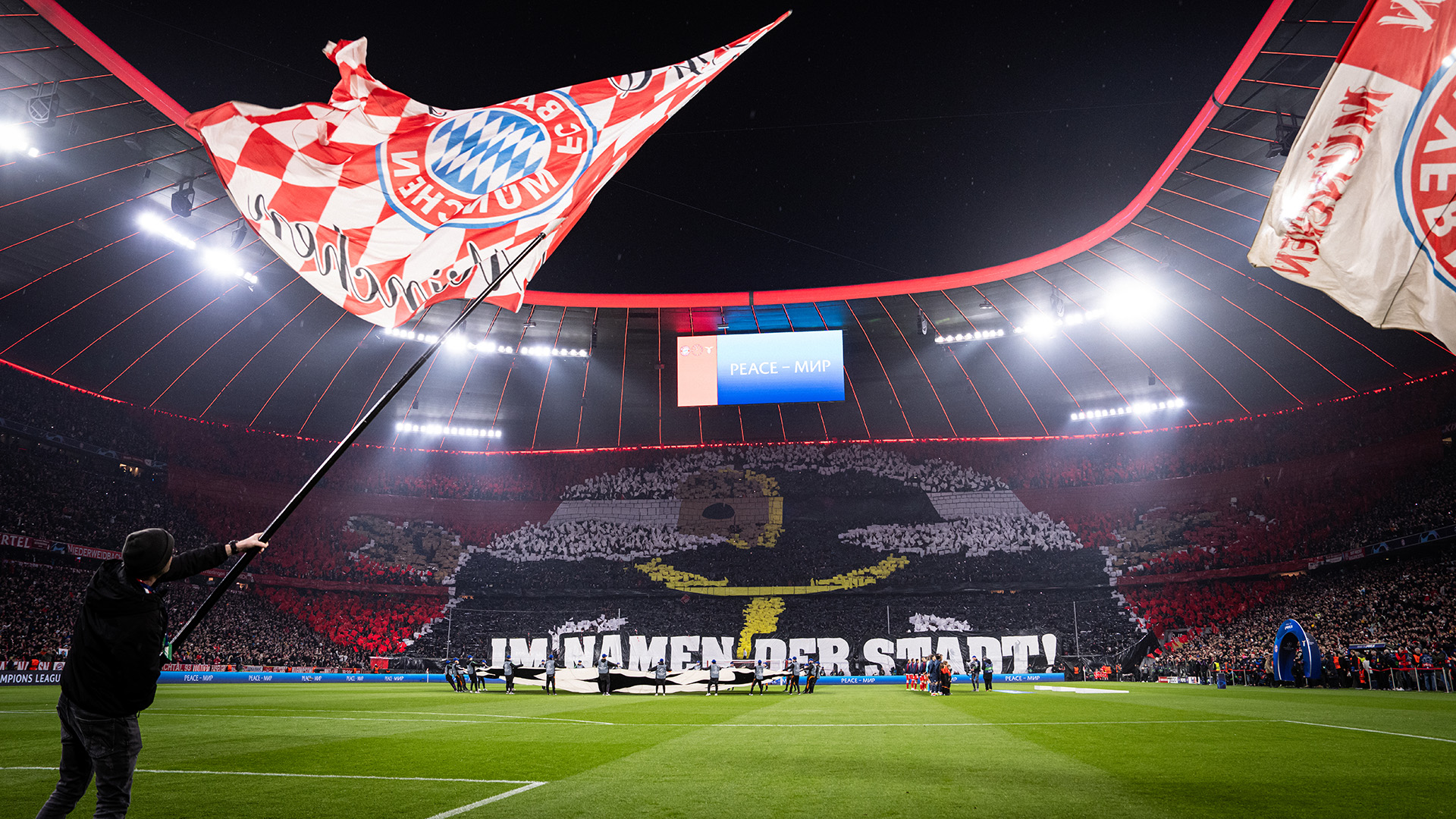 Antes del partido de vuelta de los octavos de final de la Champions League contra la Lazio de Roma, los aficionados del FC Bayern realizaron un impresionante tifo en el Allianz Arena.