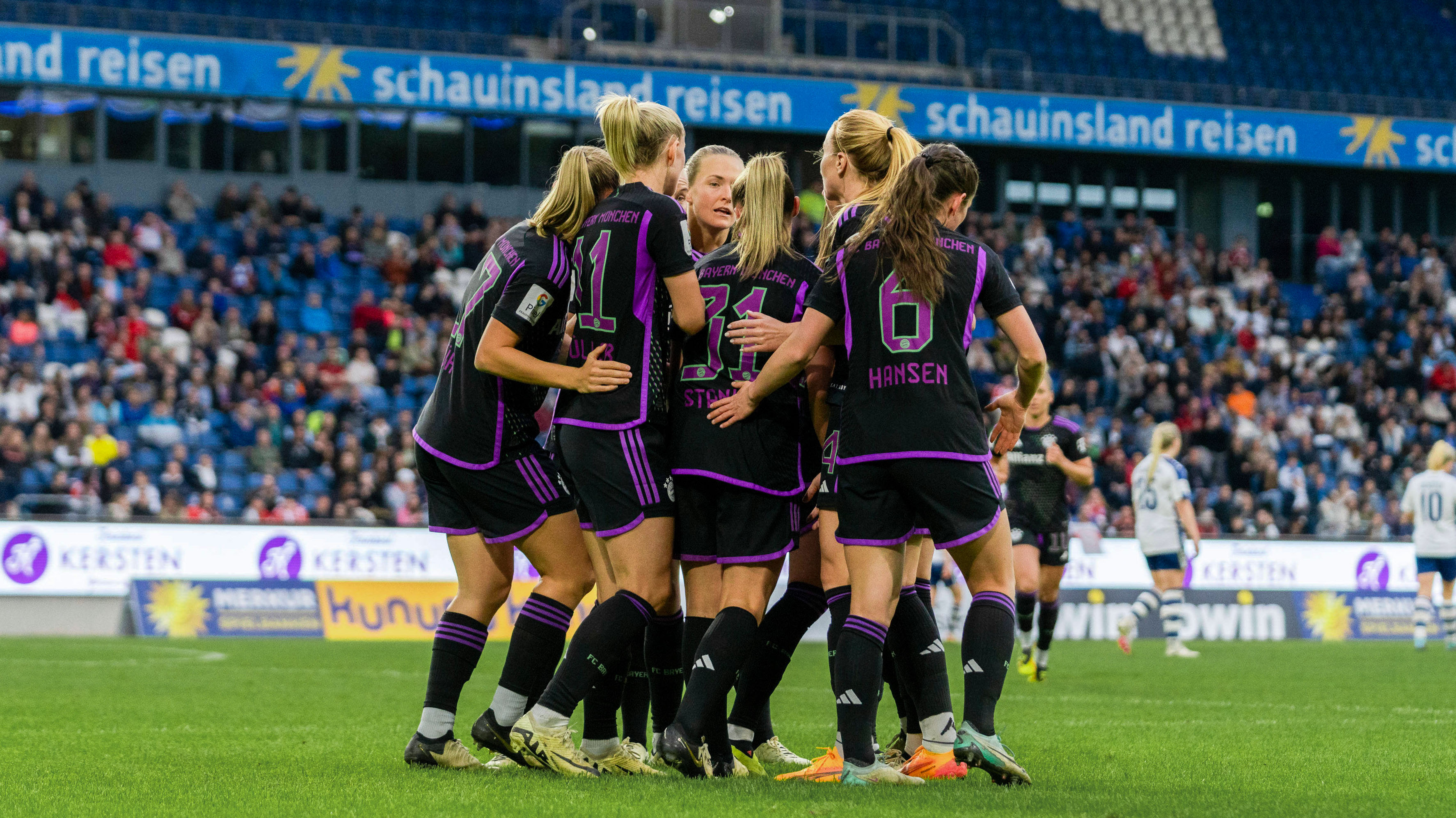 Die FC Bayern München Frauen jubeln im Spiel gegen MSV Duisburg.