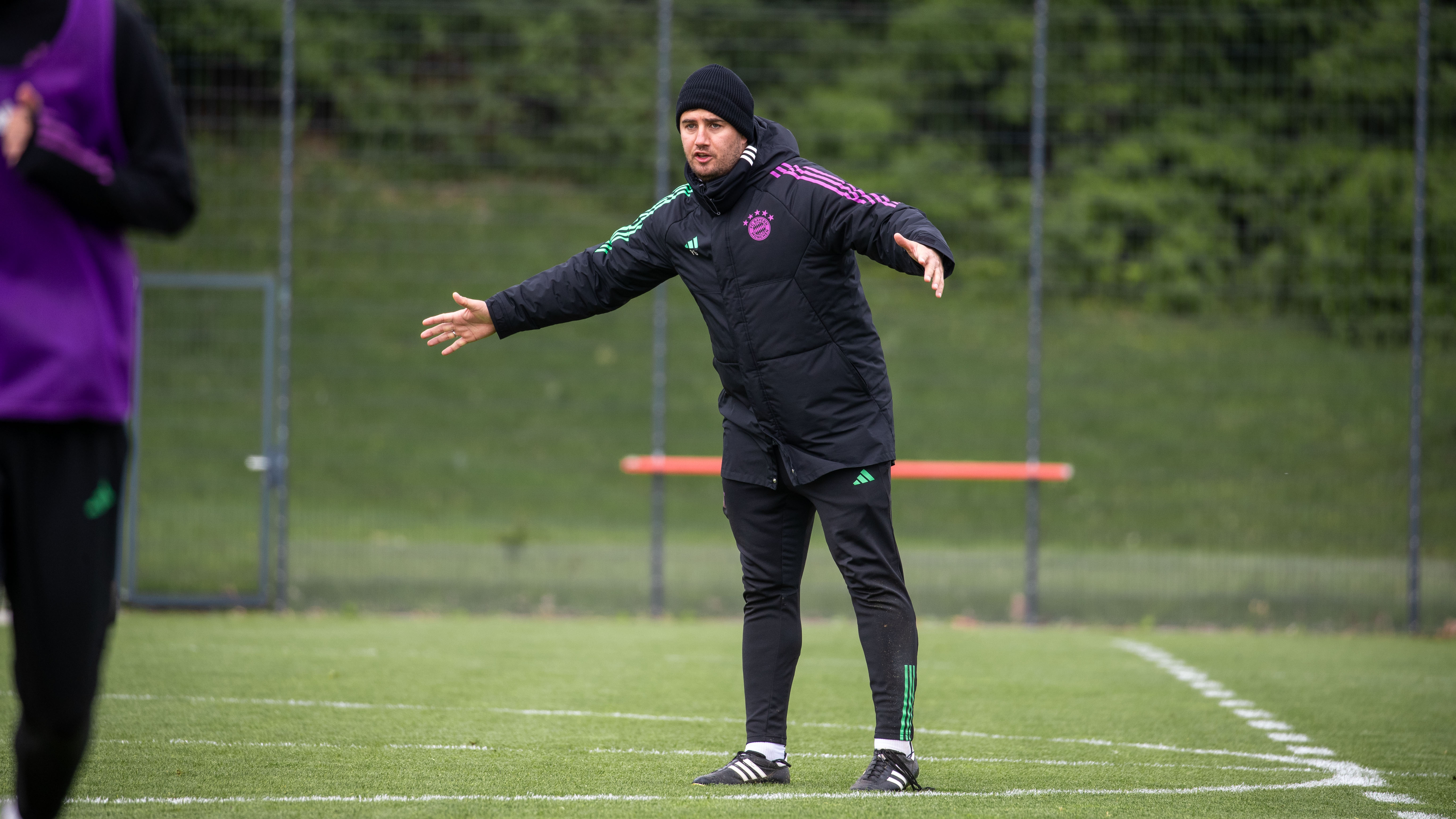 FC Bayern U17 um Cheftrainer Peter Gaydarov bereitet sich auf den SC Freiburg vor.